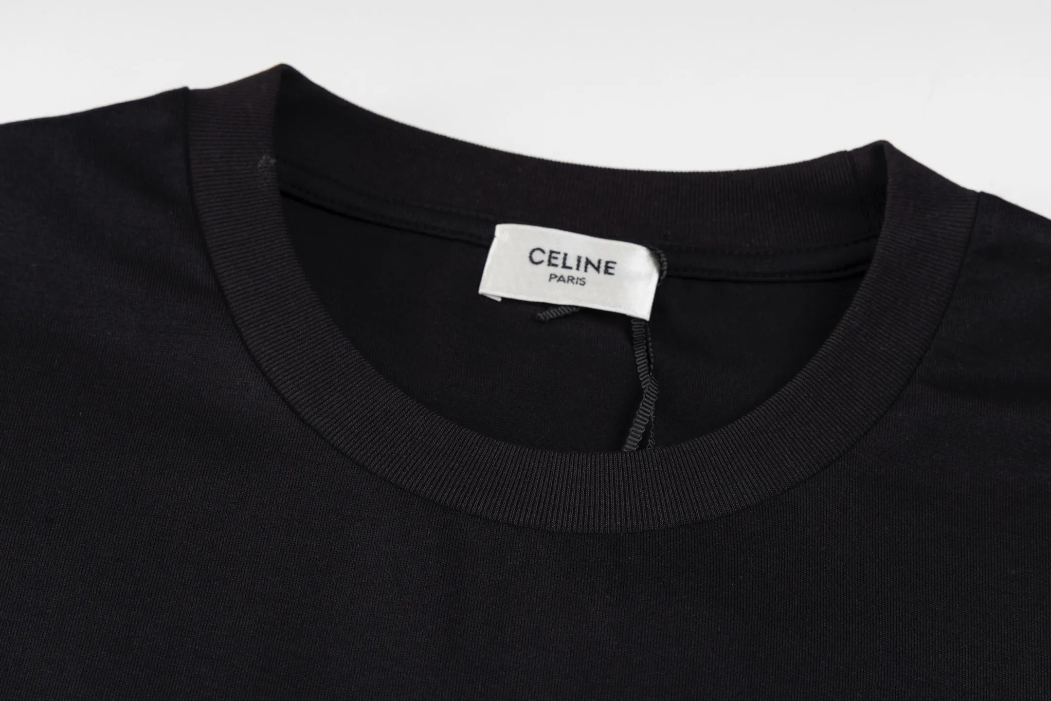🅿️260 [Exclusive supply] Celine childlike graffiti printed short-sleeves (black) The fabric is made of 50S 165g double-ply plain fabric, and the rib is made of 32S 300g 2×2 stretch rib. 50S double-strand mercerized cotton fabric adopts fine yarn selection, unique mercerization treatment, advanced weaving technology, and environmentally friendly dyeing and finishing processes. Double-strand mercerized cotton fabric has excellent moisture absorption and breathability. Its good elasticity and wrinkle resistance make the fabric less likely to deform during wearing and washing, and is easy to care for. The high-elastic glue has good stretchability and resilience to ensure that the printed pattern can still return to its original shape after stretching; at the same time, the glue has strong adhesion and can be firmly attached to the fabric and not easy to fall off. It also needs to have excellent washability and lightfastness to ensure that the printed pattern can maintain bright colors after long-term use and exposure to light. Dot penetration printing uses a specific printing process to achieve precise positioning and penetration of multiple colors on the fabric, while paying attention to the use of environmentally friendly materials. The color paste is evenly printed on the fabric, and the precise arrangement of dots and accurate color restoration are achieved by controlling the process conditions. Size:XS-S-M-L