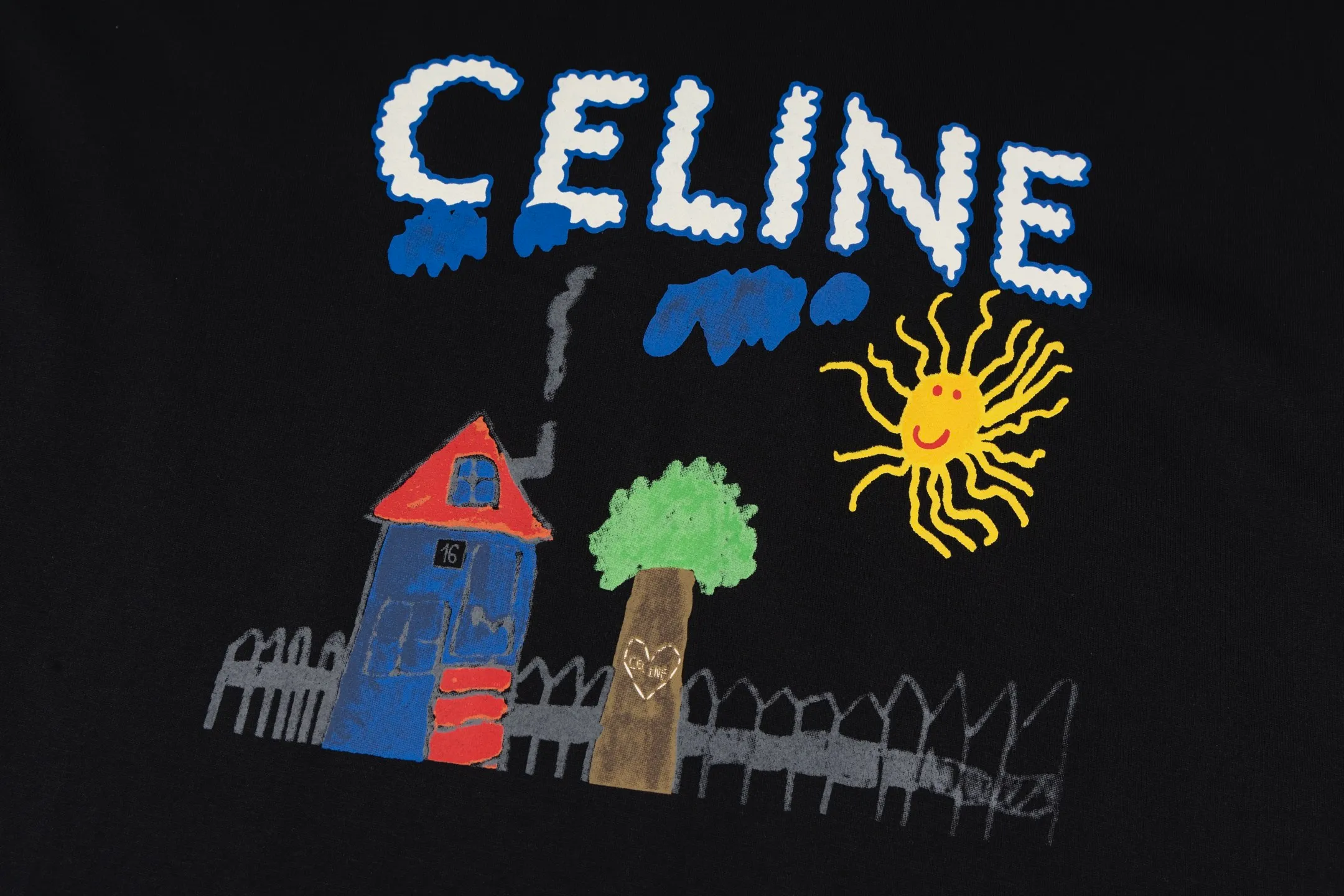🅿️260 [Exclusive supply] Celine childlike graffiti printed short-sleeves (black) The fabric is made of 50S 165g double-ply plain fabric, and the rib is made of 32S 300g 2×2 stretch rib. 50S double-strand mercerized cotton fabric adopts fine yarn selection, unique mercerization treatment, advanced weaving technology, and environmentally friendly dyeing and finishing processes. Double-strand mercerized cotton fabric has excellent moisture absorption and breathability. Its good elasticity and wrinkle resistance make the fabric less likely to deform during wearing and washing, and is easy to care for. The high-elastic glue has good stretchability and resilience to ensure that the printed pattern can still return to its original shape after stretching; at the same time, the glue has strong adhesion and can be firmly attached to the fabric and not easy to fall off. It also needs to have excellent washability and lightfastness to ensure that the printed pattern can maintain bright colors after long-term use and exposure to light. Dot penetration printing uses a specific printing process to achieve precise positioning and penetration of multiple colors on the fabric, while paying attention to the use of environmentally friendly materials. The color paste is evenly printed on the fabric, and the precise arrangement of dots and accurate color restoration are achieved by controlling the process conditions. Size:XS-S-M-L