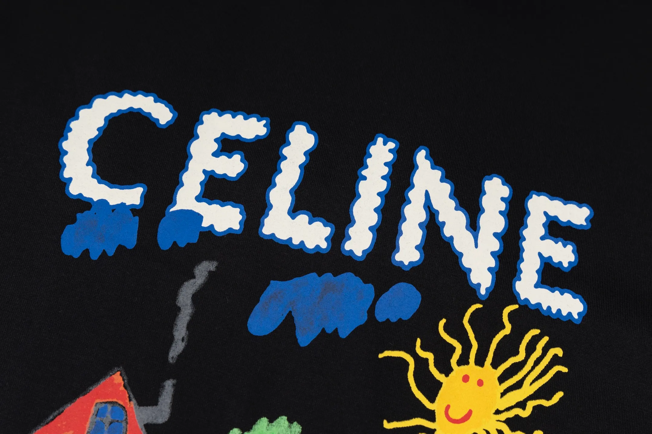 🅿️260 [Exclusive supply] Celine childlike graffiti printed short-sleeves (black) The fabric is made of 50S 165g double-ply plain fabric, and the rib is made of 32S 300g 2×2 stretch rib. 50S double-strand mercerized cotton fabric adopts fine yarn selection, unique mercerization treatment, advanced weaving technology, and environmentally friendly dyeing and finishing processes. Double-strand mercerized cotton fabric has excellent moisture absorption and breathability. Its good elasticity and wrinkle resistance make the fabric less likely to deform during wearing and washing, and is easy to care for. The high-elastic glue has good stretchability and resilience to ensure that the printed pattern can still return to its original shape after stretching; at the same time, the glue has strong adhesion and can be firmly attached to the fabric and not easy to fall off. It also needs to have excellent washability and lightfastness to ensure that the printed pattern can maintain bright colors after long-term use and exposure to light. Dot penetration printing uses a specific printing process to achieve precise positioning and penetration of multiple colors on the fabric, while paying attention to the use of environmentally friendly materials. The color paste is evenly printed on the fabric, and the precise arrangement of dots and accurate color restoration are achieved by controlling the process conditions. Size:XS-S-M-L