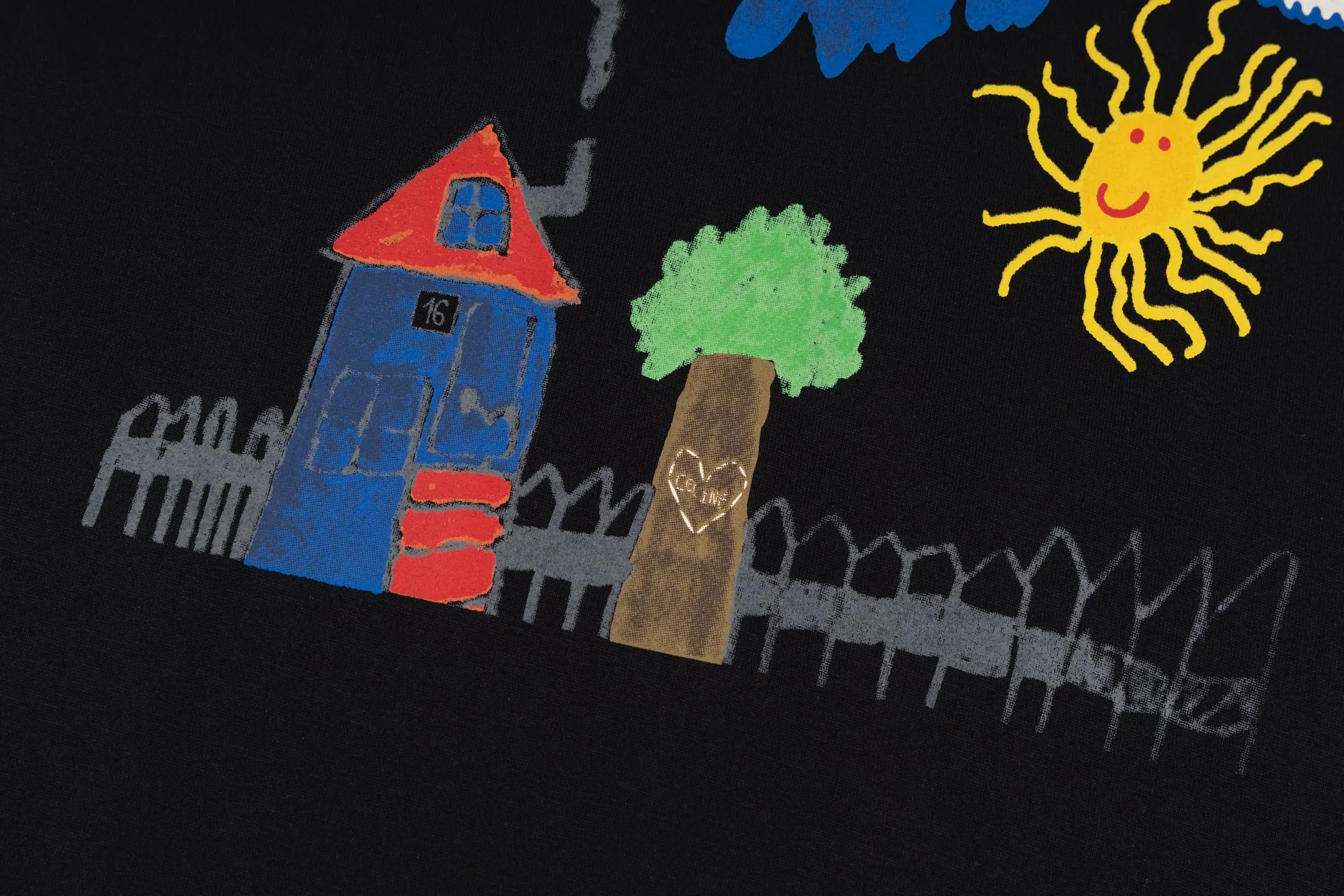 🅿️260 [Exclusive supply] Celine childlike graffiti printed short-sleeves (black) The fabric is made of 50S 165g double-ply plain fabric, and the rib is made of 32S 300g 2×2 stretch rib. 50S double-strand mercerized cotton fabric adopts fine yarn selection, unique mercerization treatment, advanced weaving technology, and environmentally friendly dyeing and finishing processes. Double-strand mercerized cotton fabric has excellent moisture absorption and breathability. Its good elasticity and wrinkle resistance make the fabric less likely to deform during wearing and washing, and is easy to care for. The high-elastic glue has good stretchability and resilience to ensure that the printed pattern can still return to its original shape after stretching; at the same time, the glue has strong adhesion and can be firmly attached to the fabric and not easy to fall off. It also needs to have excellent washability and lightfastness to ensure that the printed pattern can maintain bright colors after long-term use and exposure to light. Dot penetration printing uses a specific printing process to achieve precise positioning and penetration of multiple colors on the fabric, while paying attention to the use of environmentally friendly materials. The color paste is evenly printed on the fabric, and the precise arrangement of dots and accurate color restoration are achieved by controlling the process conditions. Size:XS-S-M-L