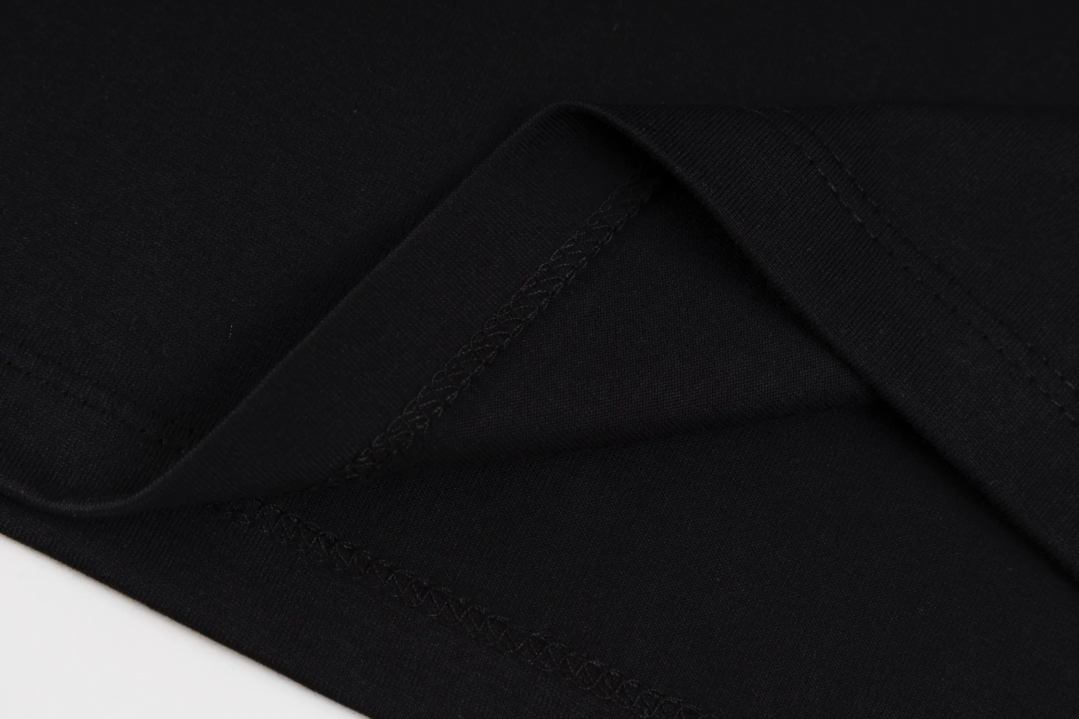 🅿️260 [Exclusive supply] Celine childlike graffiti printed short-sleeves (black) The fabric is made of 50S 165g double-ply plain fabric, and the rib is made of 32S 300g 2×2 stretch rib. 50S double-strand mercerized cotton fabric adopts fine yarn selection, unique mercerization treatment, advanced weaving technology, and environmentally friendly dyeing and finishing processes. Double-strand mercerized cotton fabric has excellent moisture absorption and breathability. Its good elasticity and wrinkle resistance make the fabric less likely to deform during wearing and washing, and is easy to care for. The high-elastic glue has good stretchability and resilience to ensure that the printed pattern can still return to its original shape after stretching; at the same time, the glue has strong adhesion and can be firmly attached to the fabric and not easy to fall off. It also needs to have excellent washability and lightfastness to ensure that the printed pattern can maintain bright colors after long-term use and exposure to light. Dot penetration printing uses a specific printing process to achieve precise positioning and penetration of multiple colors on the fabric, while paying attention to the use of environmentally friendly materials. The color paste is evenly printed on the fabric, and the precise arrangement of dots and accurate color restoration are achieved by controlling the process conditions. Size:XS-S-M-L