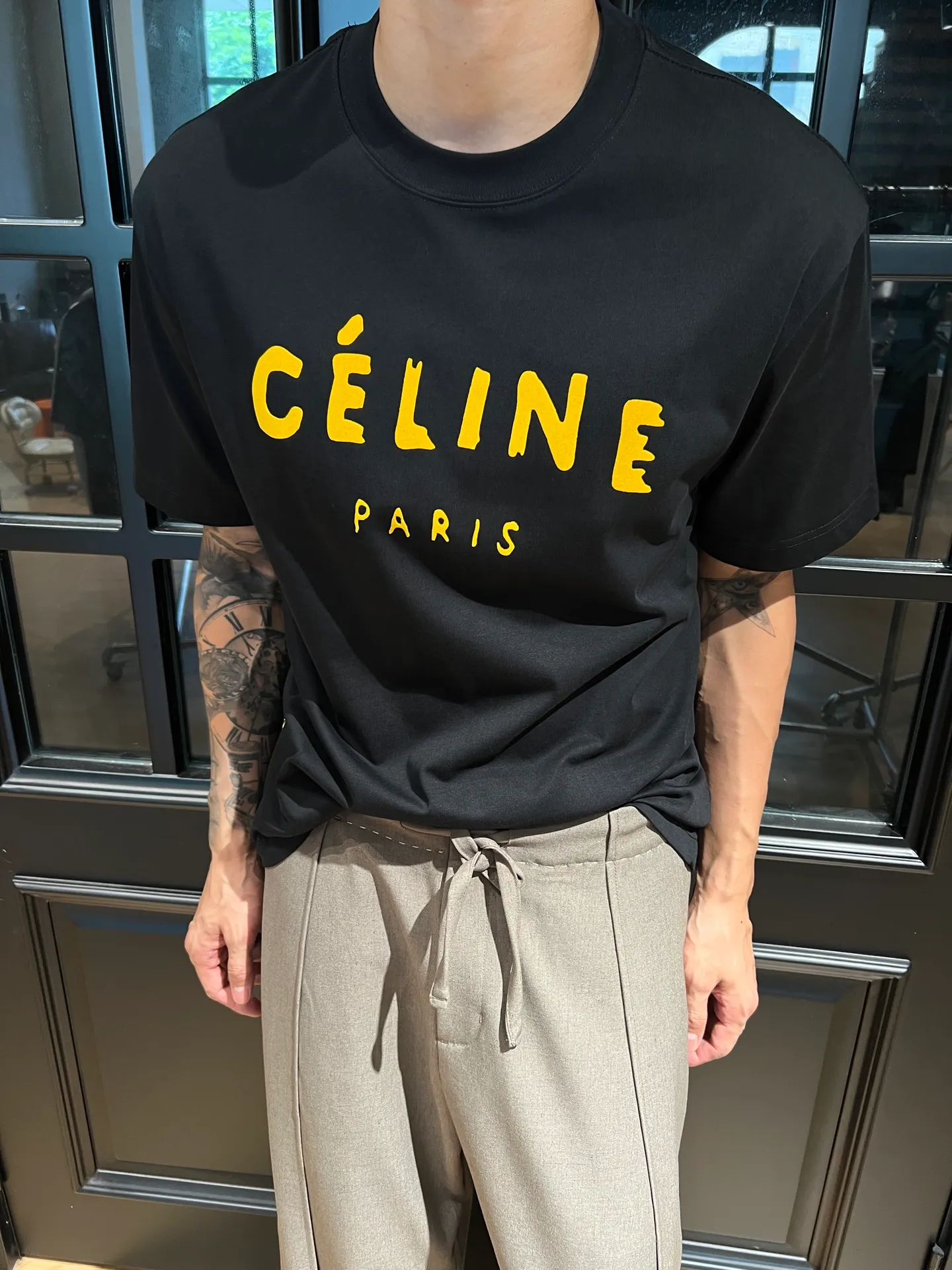 🅿️180 CELINE's new summer printed letter T-shirt is here, it's really awesome😍 Customized Salona 250g fabric, soft and skin-friendly and breathable, the stuffy feeling in summer disappears instantly. The printing letter craftsmanship is superb, full of three-dimensionality, and full of texture to the touch. The brand charm of CELINE is immediately highlighted, giving it a full sense of high-end. The loose version is not flattering on your figure and has a first-class flesh-covering effect. Wearing it will make you the focus of the crowd and easily become a fashion ICON. Color: black, white Size: S-2XL