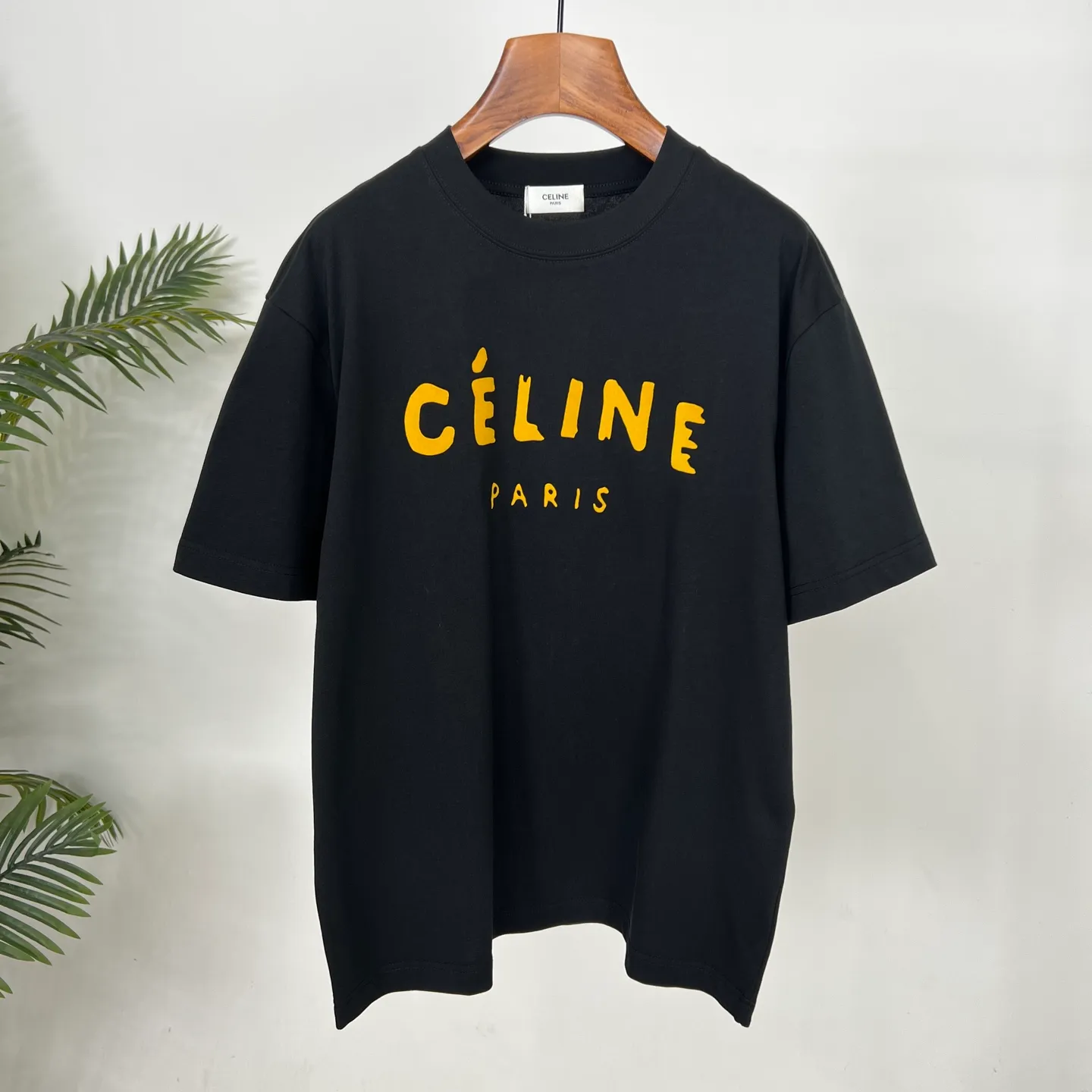 🅿️180 CELINE's new summer printed letter T-shirt is here, it's really awesome😍 Customized Salona 250g fabric, soft and skin-friendly and breathable, the stuffy feeling in summer disappears instantly. The printing letter craftsmanship is superb, full of three-dimensionality, and full of texture to the touch. The brand charm of CELINE is immediately highlighted, giving it a full sense of high-end. The loose version is not flattering on your figure and has a first-class flesh-covering effect. Wearing it will make you the focus of the crowd and easily become a fashion ICON. Color: black, white Size: S-2XL