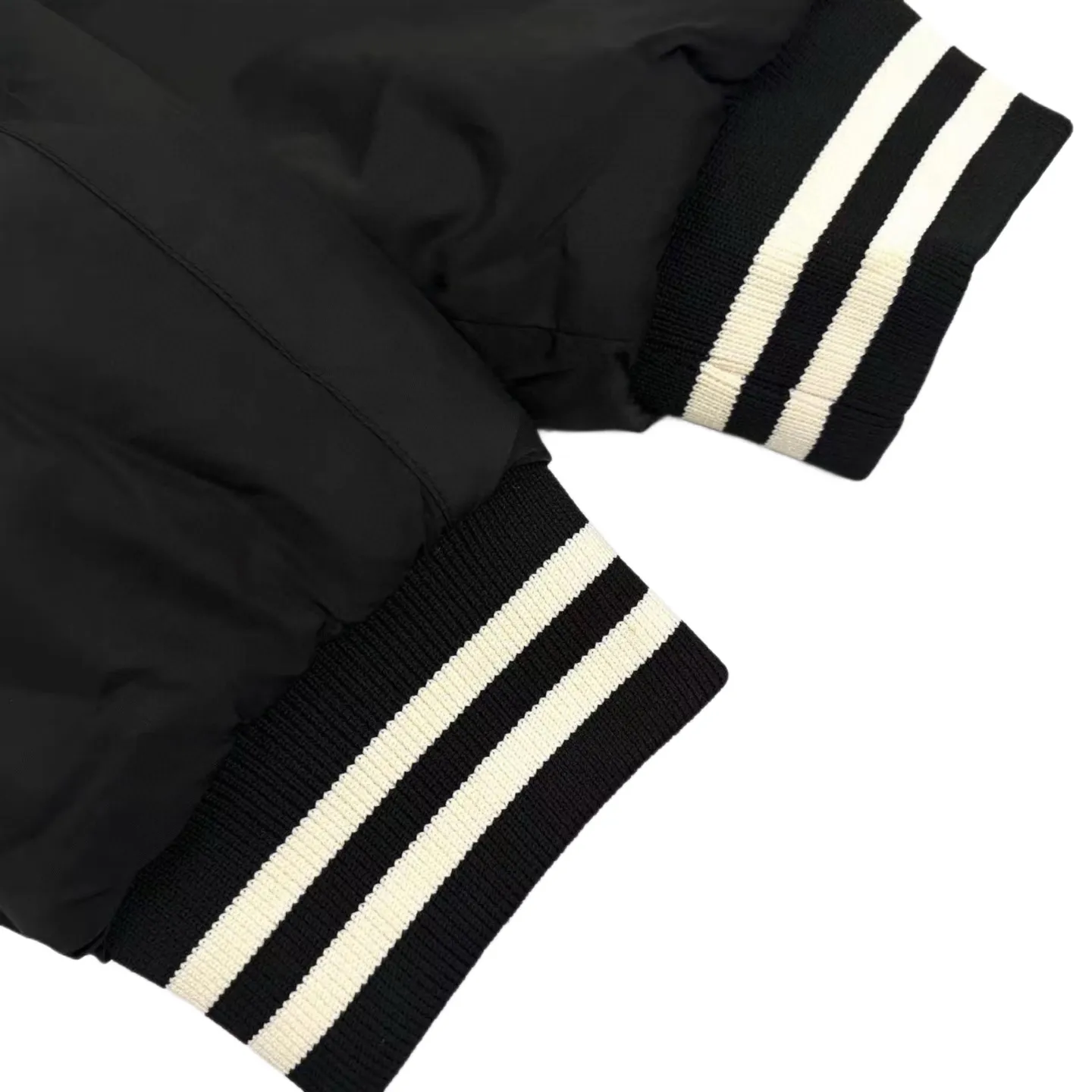 🅿️570 [Exclusive supply] Celine patch letter baseball padded jacket (black) Original purchase and development of 19,500, the fabric is made of customized flocculated soft light brocade velvet, warm and soft, comfortable and close to the skin. It is made of pure and deep black as the base color. The iconic CELINE patch on the chest is embellished. It injects smart vitality with a simple and powerful gesture. The two-color ribbed trim is like a smart chord, adding fashionable tension. With its excellent versatile properties, it has become a well-deserved universal key in the fashion industry. Letter Fantasy Relief Technology uses engraving tools to carve the letters into clear lines. Then, through deep carving and polishing of different parts of the letters, the surface shows undulating changes, giving a full sense of layering. Letter embroidery dream three-dimensional craft can create three-dimensional visual effects on a flat surface through specific stitching methods and materials, and precise control of the direction and force of each stitch and line. Template machine bag opening The preset template guides the position, shape and size of the bag opening. The accuracy ensures the quality of the bag opening effect. Size:46/48/50/52