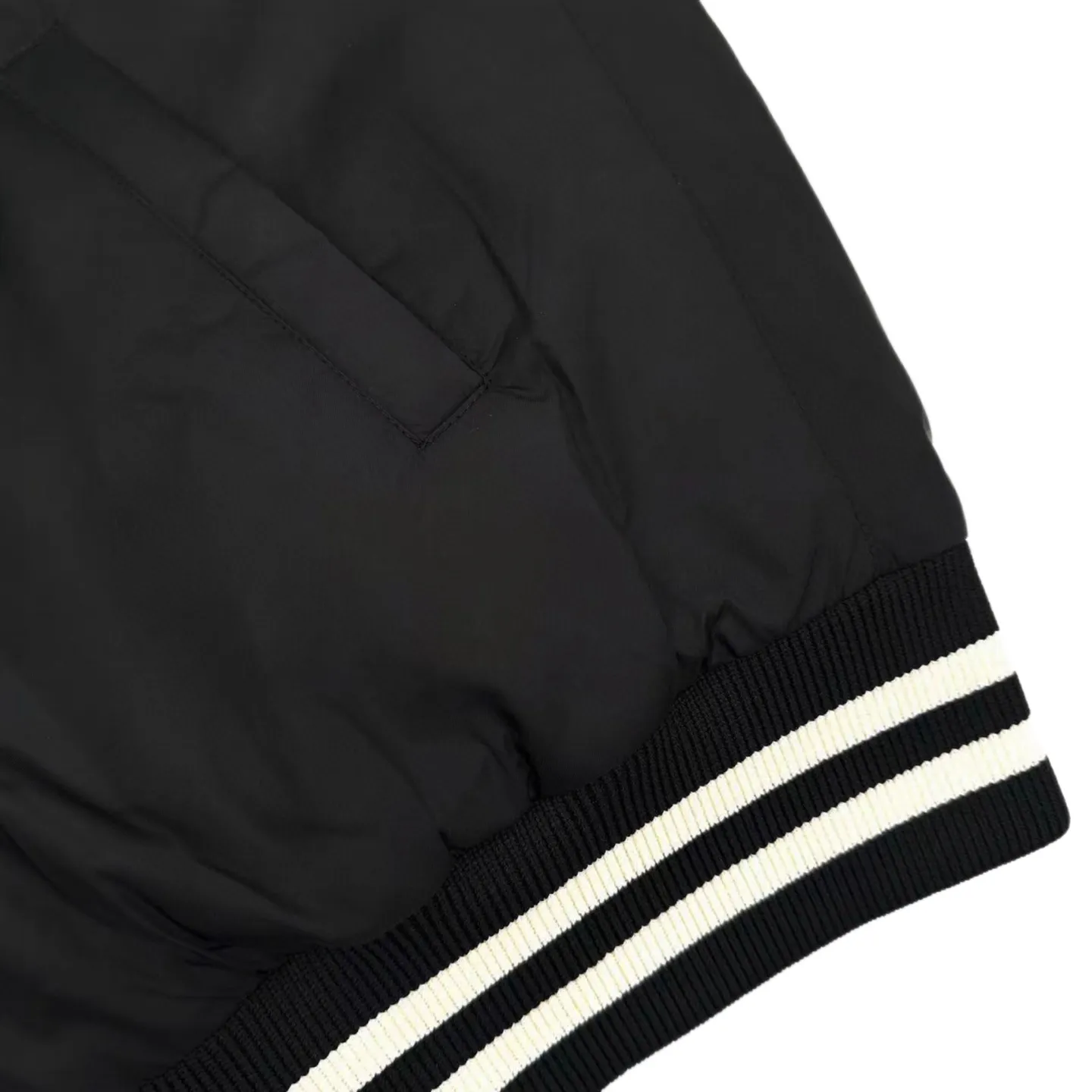 🅿️570 [Exclusive supply] Celine patch letter baseball padded jacket (black) Original purchase and development of 19,500, the fabric is made of customized flocculated soft light brocade velvet, warm and soft, comfortable and close to the skin. It is made of pure and deep black as the base color. The iconic CELINE patch on the chest is embellished. It injects smart vitality with a simple and powerful gesture. The two-color ribbed trim is like a smart chord, adding fashionable tension. With its excellent versatile properties, it has become a well-deserved universal key in the fashion industry. Letter Fantasy Relief Technology uses engraving tools to carve the letters into clear lines. Then, through deep carving and polishing of different parts of the letters, the surface shows undulating changes, giving a full sense of layering. Letter embroidery dream three-dimensional craft can create three-dimensional visual effects on a flat surface through specific stitching methods and materials, and precise control of the direction and force of each stitch and line. Template machine bag opening The preset template guides the position, shape and size of the bag opening. The accuracy ensures the quality of the bag opening effect. Size:46/48/50/52