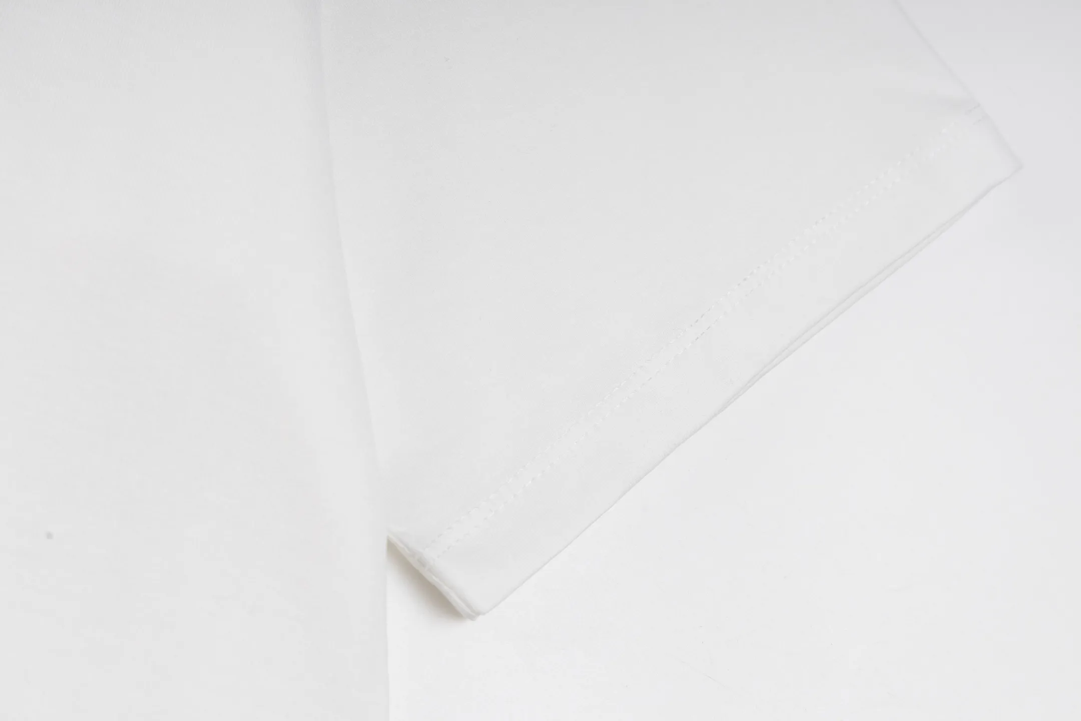 🅿️260 [Exclusive supply] Celine childlike graffiti printed short-sleeves (white) The fabric is made of 50S 165g double-ply plain fabric, and the rib is made of 32S 300g 2×2 stretch rib. 50S double-strand mercerized cotton fabric adopts fine yarn selection, unique mercerization treatment, advanced weaving technology, and environmentally friendly dyeing and finishing processes. Double-strand mercerized cotton fabric has excellent moisture absorption and breathability. Its good elasticity and wrinkle resistance make the fabric less likely to deform during wearing and washing, and is easy to care for. The high-elastic glue has good stretchability and resilience to ensure that the printed pattern can still return to its original shape after stretching; at the same time, the glue has strong adhesion and can be firmly attached to the fabric and not easy to fall off. It also needs to have excellent washability and lightfastness to ensure that the printed pattern can maintain bright colors after long-term use and exposure to light. Dot penetration printing uses a specific printing process to achieve precise positioning and penetration of multiple colors on the fabric, while paying attention to the use of environmentally friendly materials. The color paste is evenly printed on the fabric, and the precise arrangement of dots and accurate color restoration are achieved by controlling the process conditions. Size:XS-S-M-L