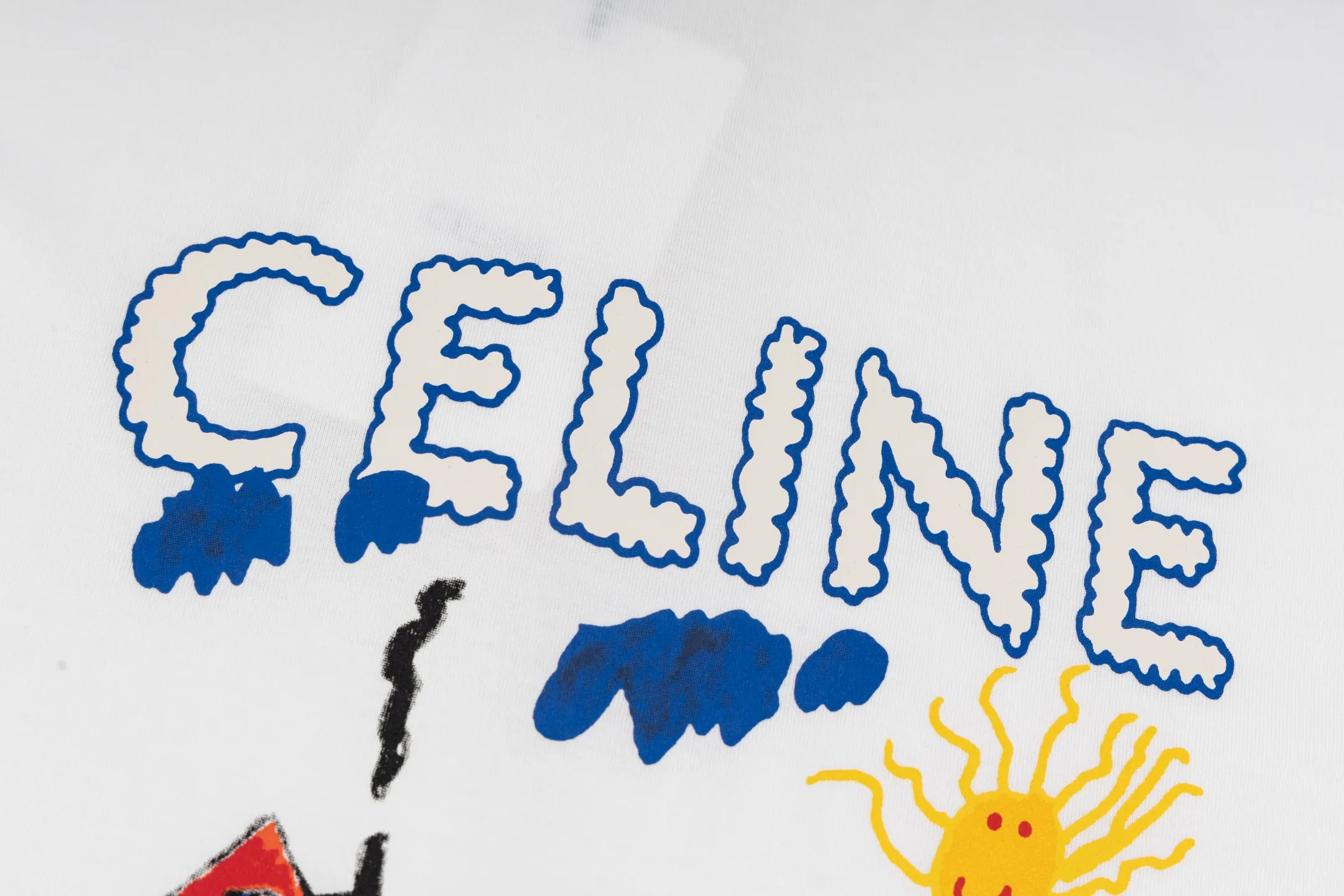 🅿️260 [Exclusive supply] Celine childlike graffiti printed short-sleeves (white) The fabric is made of 50S 165g double-ply plain fabric, and the rib is made of 32S 300g 2×2 stretch rib. 50S double-strand mercerized cotton fabric adopts fine yarn selection, unique mercerization treatment, advanced weaving technology, and environmentally friendly dyeing and finishing processes. Double-strand mercerized cotton fabric has excellent moisture absorption and breathability. Its good elasticity and wrinkle resistance make the fabric less likely to deform during wearing and washing, and is easy to care for. The high-elastic glue has good stretchability and resilience to ensure that the printed pattern can still return to its original shape after stretching; at the same time, the glue has strong adhesion and can be firmly attached to the fabric and not easy to fall off. It also needs to have excellent washability and lightfastness to ensure that the printed pattern can maintain bright colors after long-term use and exposure to light. Dot penetration printing uses a specific printing process to achieve precise positioning and penetration of multiple colors on the fabric, while paying attention to the use of environmentally friendly materials. The color paste is evenly printed on the fabric, and the precise arrangement of dots and accurate color restoration are achieved by controlling the process conditions. Size:XS-S-M-L