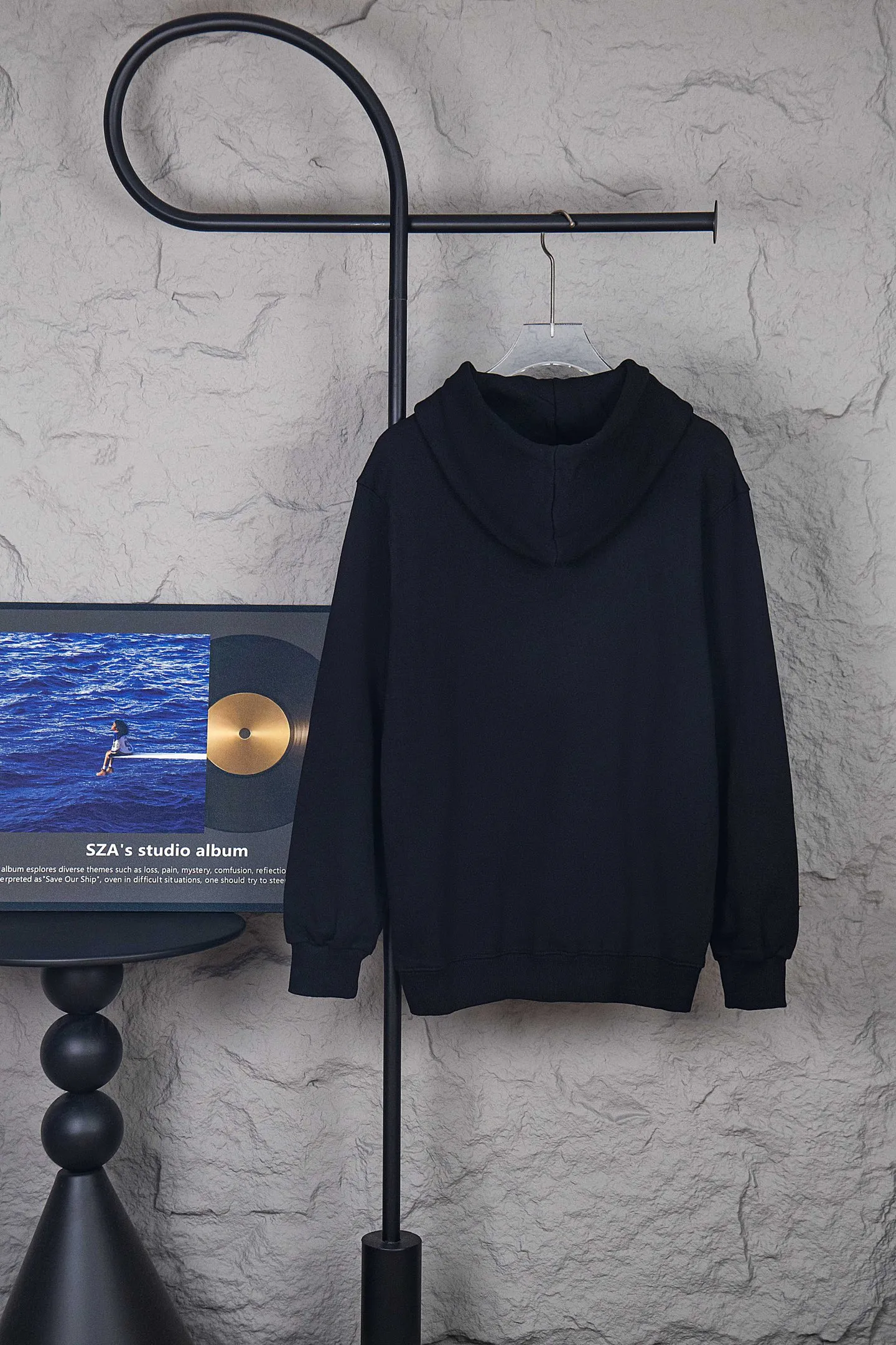🅿️250 model number: M257 CELINE/Celine Arc de Triomphe knitted hooded sweatshirt The CE classic model is the hottest, most elegant and most versatile one in the Arc de Triomphe series. In terms of design, it is the most common basic style among sweatshirts. It has no fancy tricks and uses letter design to embellish the overall style. It is simple and clear. You will know at a glance that you will not regret buying it. It can be used in all wardrobes for commuting, and it is full of temperament! As for the fabric, you really want it! The simpler a sweatshirt like this is, the more exquisite its materials and craftsmanship are. It is made of 400g high-gram weight dust-free cloth. The body has a heavy feeling, the needle-cut texture is tight, and the skin feels clear and natural. Every time you throw it away, you can feel the noble texture of the clothes, just like the noble temperament displayed on the counter. The letter printing uses imported fine matte black paste. The matte printing completely penetrates into the fabric and blends into one! Size：S-XL
