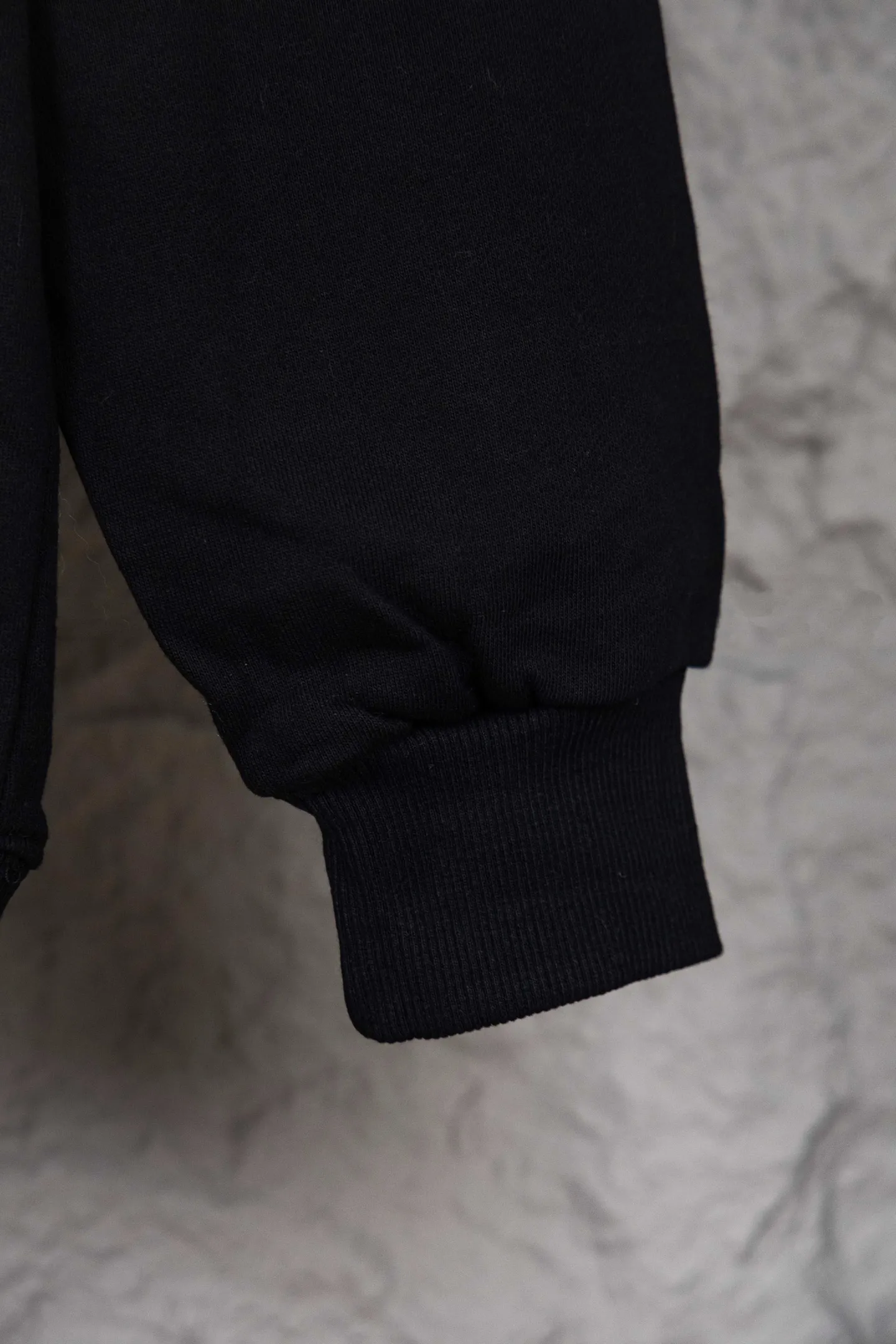 🅿️250 model number: M257 CELINE/Celine Arc de Triomphe knitted hooded sweatshirt The CE classic model is the hottest, most elegant and most versatile one in the Arc de Triomphe series. In terms of design, it is the most common basic style among sweatshirts. It has no fancy tricks and uses letter design to embellish the overall style. It is simple and clear. You will know at a glance that you will not regret buying it. It can be used in all wardrobes for commuting, and it is full of temperament! As for the fabric, you really want it! The simpler a sweatshirt like this is, the more exquisite its materials and craftsmanship are. It is made of 400g high-gram weight dust-free cloth. The body has a heavy feeling, the needle-cut texture is tight, and the skin feels clear and natural. Every time you throw it away, you can feel the noble texture of the clothes, just like the noble temperament displayed on the counter. The letter printing uses imported fine matte black paste. The matte printing completely penetrates into the fabric and blends into one! Size：S-XL