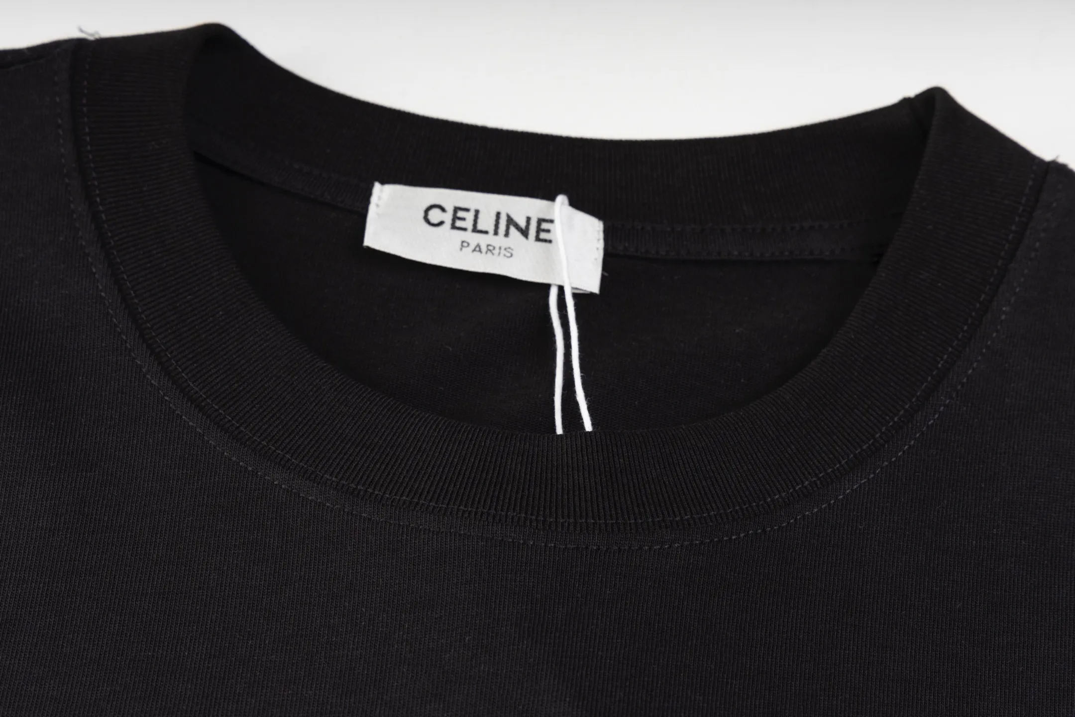 🅿️170 Style #Z5 Celine limited letter logo printed round neck short sleeves Same style as CELINE official website Fabric: 32-count double yarn 280g pure cotton fabric Weaving and dyeing threads of the same color in the same cylinder Process: imported machine white ink direct-jet printing process Supporting: complete three-label cardboard oil paper code sticker packaging High-temperature pre-shrinking process before production, no shrinkage and deformation Imported machine professional plate making os version can wear up to 200 pounds The size is measured manually. The error of 2-3cm is normal. Color: black white size: s m l xl