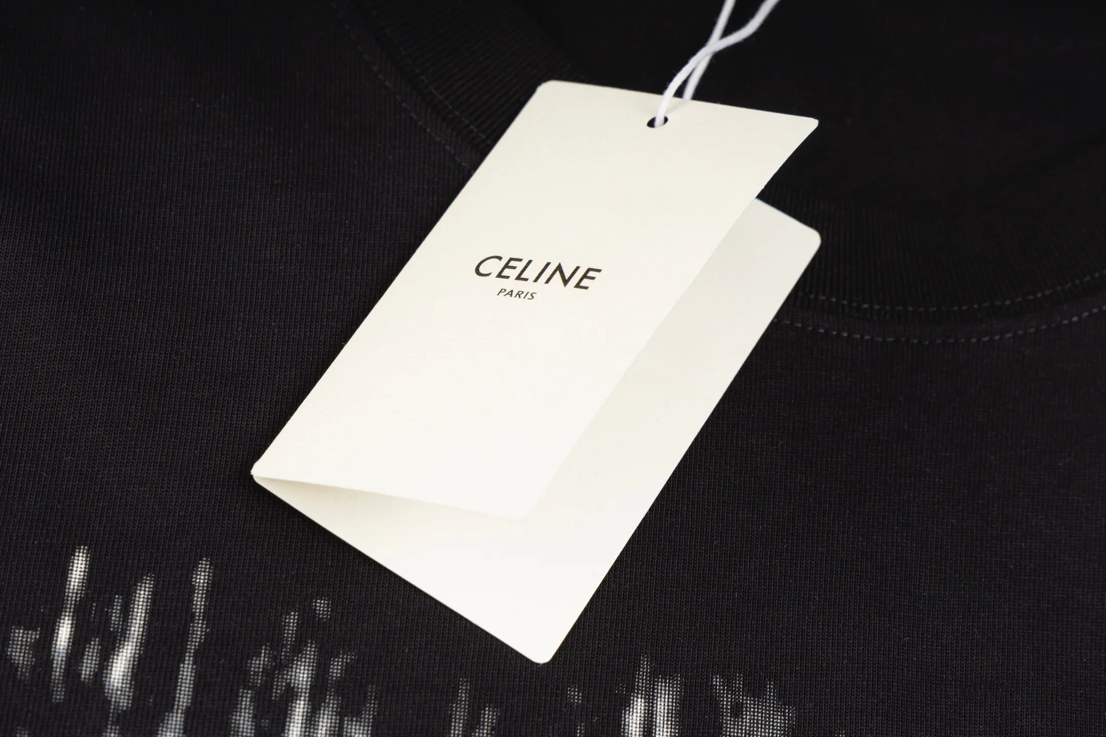 🅿️170 Style #Z5 Celine limited letter logo printed round neck short sleeves Same style as CELINE official website Fabric: 32-count double yarn 280g pure cotton fabric Weaving and dyeing threads of the same color in the same cylinder Process: imported machine white ink direct-jet printing process Supporting: complete three-label cardboard oil paper code sticker packaging High-temperature pre-shrinking process before production, no shrinkage and deformation Imported machine professional plate making os version can wear up to 200 pounds The size is measured manually. The error of 2-3cm is normal. Color: black white size: s m l xl