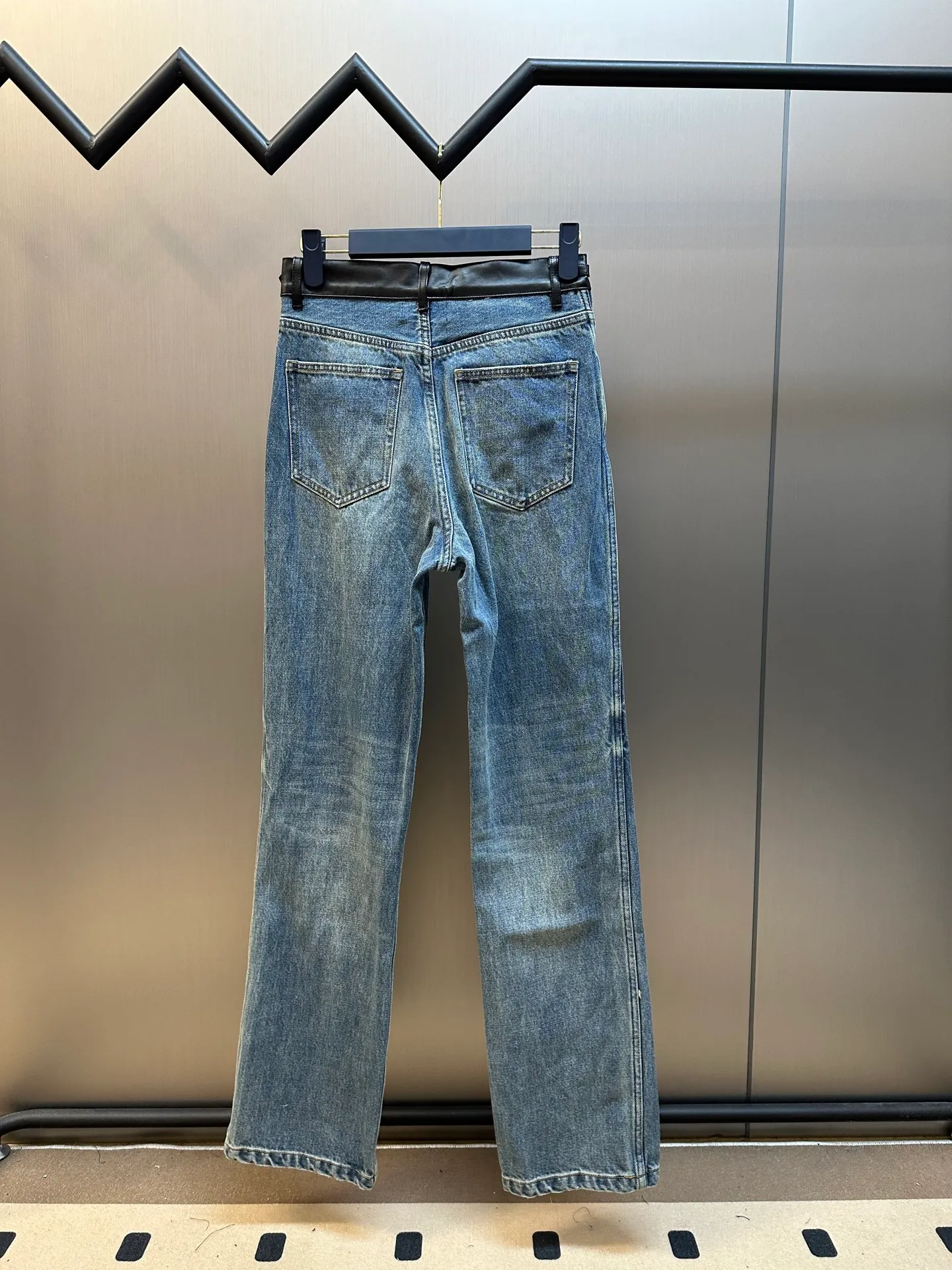 🅿️640 Celine leather-edged jeans, custom-woven and dyed Japanese denim denim fabric, 100% pure cotton yarn weaving and shipped to order. PISMO washed color with TRIOMPHE chain decoration on the waist. Leather trim size: s m l