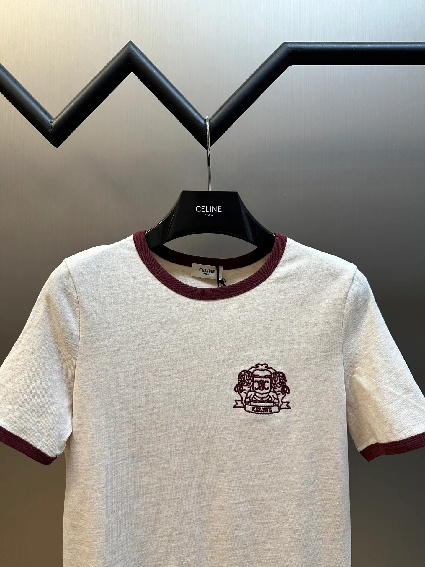 🅿️250 Celine Badge Embroidered Short Sleeves Imported cotton material, all-over solid color base with contrasting edge design on the collar and cuffs, embellished with iconic letter badge embroidery decoration on the chest size: s m l