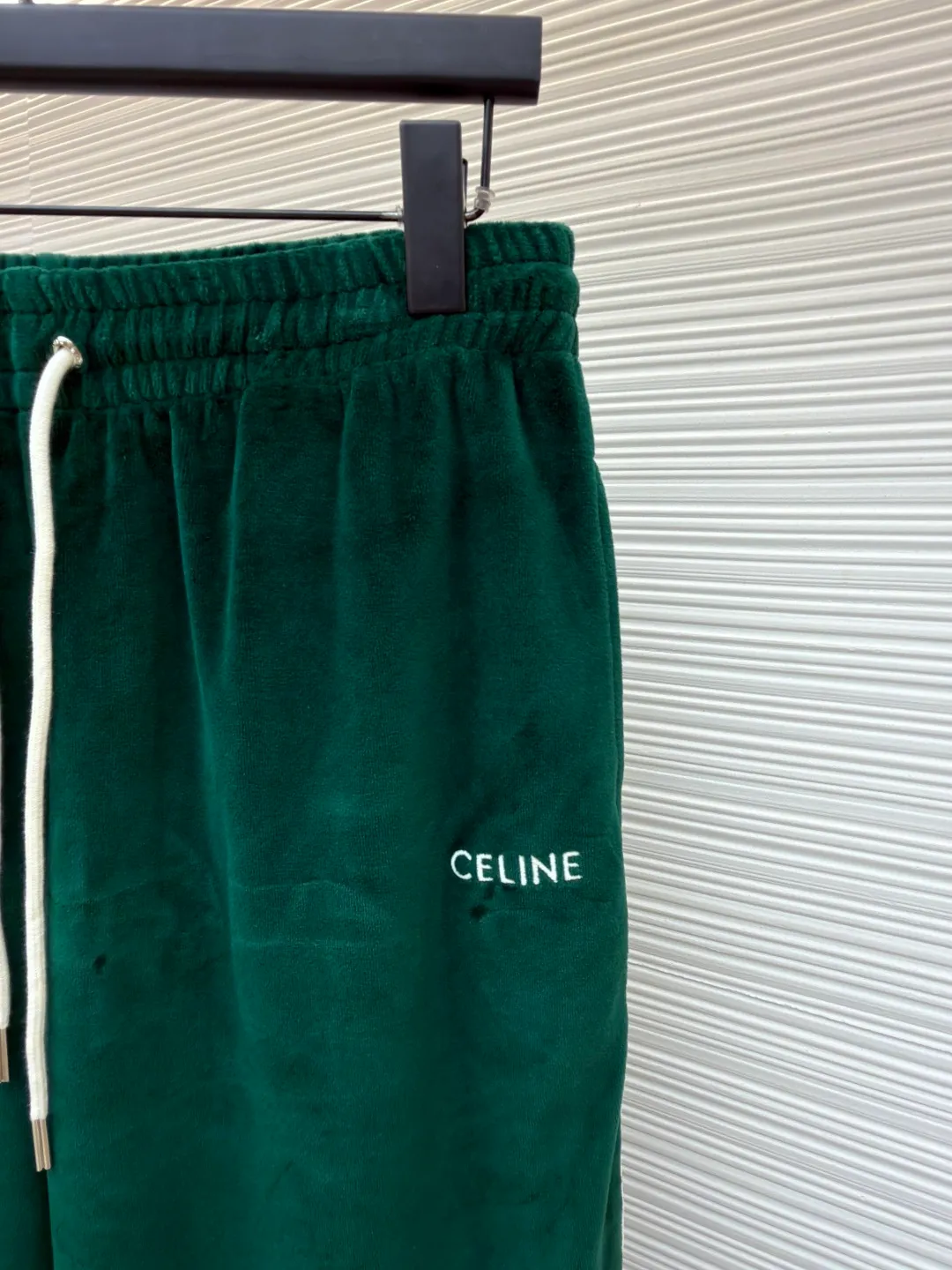 CELINE velvet letter trousers ●Original version: Purchased and developed for 9300 ●Item number: 1681639-A85 ●Fabric: velvet fabric ●Technology: Pressed production ●Color: green ●Version: fitted version ●Weight: about 480 grams ●Size: XS-S-M-L ●Description: The fabric is made of 80% cotton + 20% polyester blended plain fabric. The AB color swatch is printed according to the Y version, and the bulk fabric is ordered and dyed. The loops on the surface of the fabric are raised by a 24-pipe napping machine. After raising, the pile is suctioned and cut. The pile height is 0.3cm according to the Y version. The pile components are all 100%. It is made of 100% cotton yarn and is breathable and anti-static. It is different from the low-end version of the all-polyester fleece fabric on the market. The front panel is embroidered with a Tajima embroidery machine imported from Japan. The cotton mercerized thread is embroidered in multiple layers to create a three-dimensional small chapter flower. The bottom is equipped with a TPU film. It is manually positioned, pressed and fixed on the cut piece using a constant temperature embossing machine. The overall wiring is straight and delicate, the fabric is comfortable and soft, and the color is consistent without color difference. It can be matched with the same style to create a fashionable look and control various occasions. Customized accessories, complete with three standards, same style for men and women!