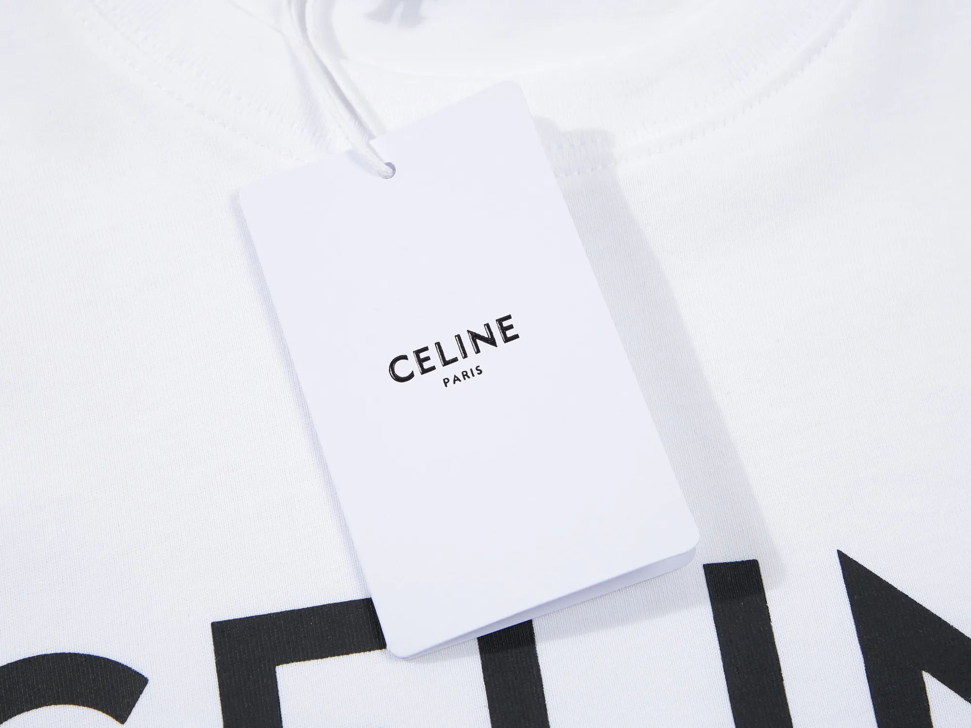 🅿️160 Celin* Celine printed letters‼ ️Short-sleeved T-shirt® *Customized 280g cotton fabric, the fabric is soft, skin-friendly and comfortable *Laminated letter logo on the front *A very simple and elegant one that is unparalleled in terms of upper body comfort, interpreting your luxury and taste, and creating your fashionable charm. ⚠️Washing method: It is recommended to dry clean or wrap the reverse side in a laundry bag and machine wash it quickly in cold water and let it dry naturally! ⚠️ Unisex style 𝐂𝐎𝐋𝐎𝐔𝐑: White Black 𝐒𝐈𝐙𝐄: S-XL