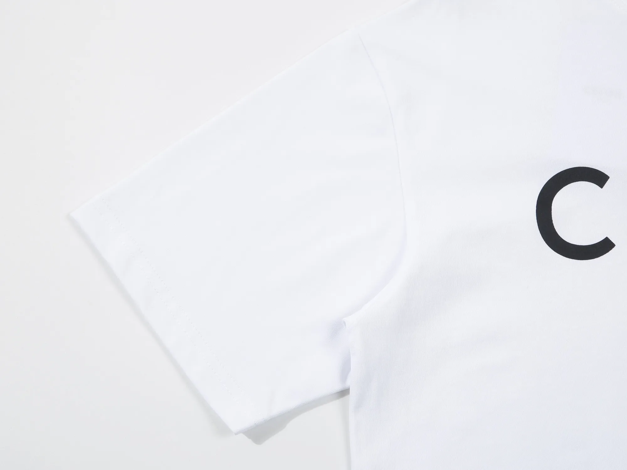 🅿️160 Celin* Celine printed letters‼ ️Short-sleeved T-shirt® *Customized 280g cotton fabric, the fabric is soft, skin-friendly and comfortable *Laminated letter logo on the front *A very simple and elegant one that is unparalleled in terms of upper body comfort, interpreting your luxury and taste, and creating your fashionable charm. ⚠️Washing method: It is recommended to dry clean or wrap the reverse side in a laundry bag and machine wash it quickly in cold water and let it dry naturally! ⚠️ Unisex style 𝐂𝐎𝐋𝐎𝐔𝐑: White Black 𝐒𝐈𝐙𝐄: S-XL