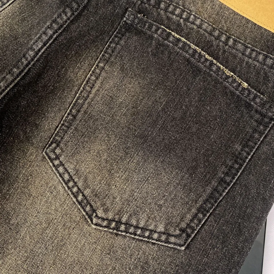 🅿️260 2024 new spring [new arrival] Celine/Celine 24FW | Simple classic plain washed straight jeans- Custom-woven 13.5-inch twill denim fabric is first hand-rubbed in specific areas to achieve a natural wrinkle effect, and then specific tools are used to draw the texture. The whole strip of horse scanned spray technology uses the washing process to make the color of the entire pair of jeans produce a natural fading effect in parts. The jeans are then put into the washing equipment for stripping and stone grinding. And bleached to show a uniform fading effect. The dye is sprayed on the entire denim fabric through a high-pressure pump to achieve the same color tone as the original. The broken edge technology is used at the holes, and the edges are rubbed through physical wear to achieve a natural bad edge effect. The fiber hairiness and color difference are removed through the combination of high-temperature steam and frosted paper. It gives jeans a unique effect and fits the same style for men and women Color: black Size: 28 30 32 34 Corresponding sizes s-xl