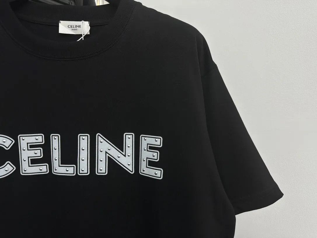 🅿️170 [CELINE] Celine 24ss patched rivet short-sleeved T-shirt. Pure cotton double yarn jersey fabric, custom-dyed in the same cylinder, special thickened 32 pieces double-strand 1×1 rib, laser engraved brand letter logo patch · Hand-made rivets · Imported Tajima embroidery machine heavy patch embroidery process · Double-needle stitching cross-stitch process · Original main mark washed tag moisture-proof paper packaging Color: Black White Size: XS-L