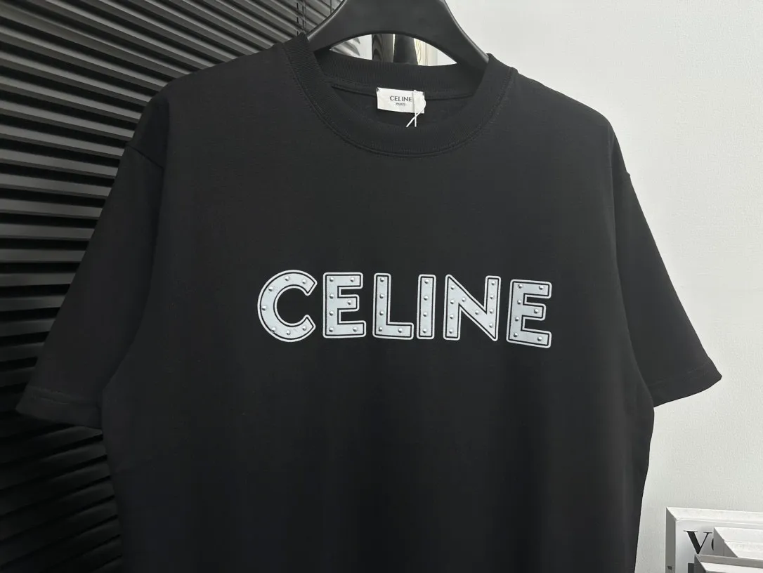 🅿️170 [CELINE] Celine 24ss patched rivet short-sleeved T-shirt. Pure cotton double yarn jersey fabric, custom-dyed in the same cylinder, special thickened 32 pieces double-strand 1×1 rib, laser engraved brand letter logo patch · Hand-made rivets · Imported Tajima embroidery machine heavy patch embroidery process · Double-needle stitching cross-stitch process · Original main mark washed tag moisture-proof paper packaging Color: Black White Size: XS-L