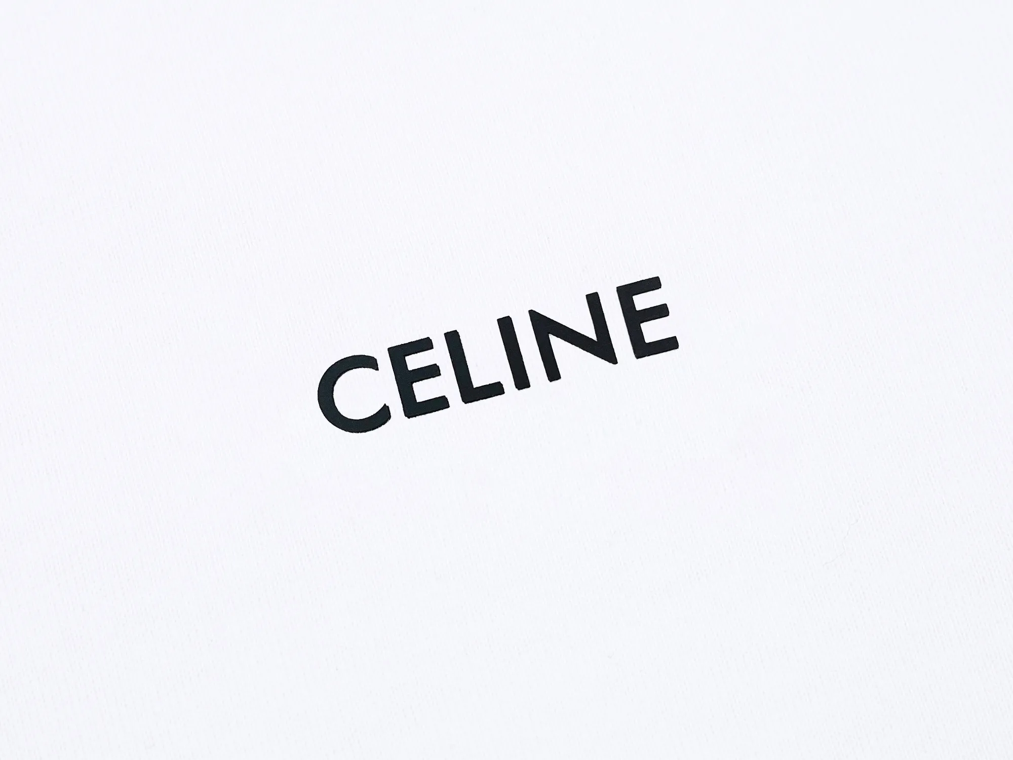 🅿️160 Celin* Celine printed letters‼ ️Short-sleeved T-shirt® *Customized 280g cotton fabric, the fabric is soft, skin-friendly and comfortable *Laminated letter logo on the front *A very simple and elegant one that is unparalleled in terms of upper body comfort, interpreting your luxury and taste, and creating your fashionable charm. ⚠️Washing method: It is recommended to dry clean or wrap the reverse side in a laundry bag and machine wash it quickly in cold water and let it dry naturally! ⚠️ Unisex style 𝐂𝐎𝐋𝐎𝐔𝐑: White Black 𝐒𝐈𝐙𝐄: S-XL