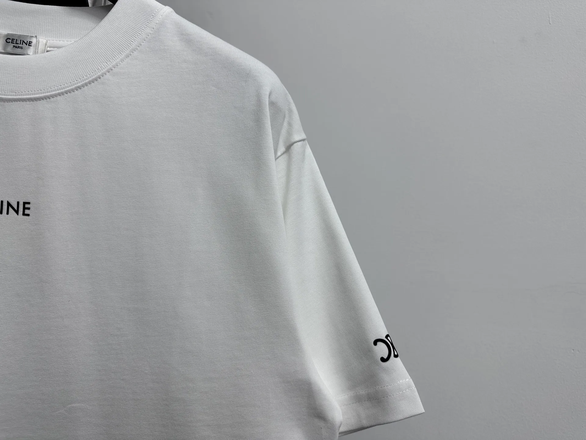 🅿️170 [CELINE] Celine letter logo printed couple's short-sleeved T-shirt. Made of high-cost 280g double-ply double-yarn pure cotton fabric. Thick and wide. Three-dimensional os tailoring. Fashionable and versatile. The same style as the Internet celebrity. Craftsmanship. Simplicity reveals a fashionable atmosphere. Same style for men and women. Original main wheat washed tag moisture-proof paper packaging👍 Color: black white Size: XS-L