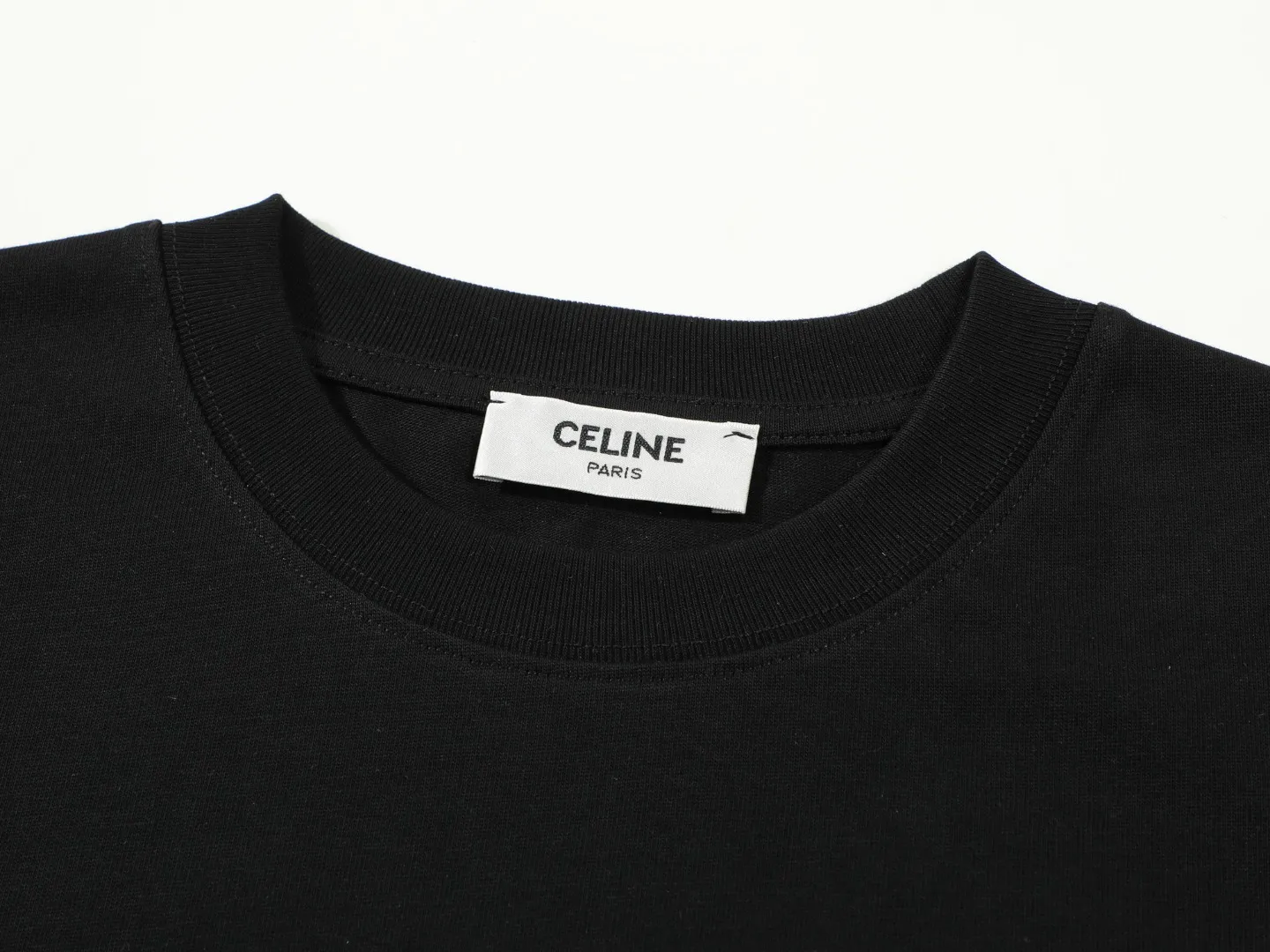 🅿️170 Celin* Celin LOGO embroidery stickers with hand-cut letters‼ ️Short-sleeved T-shirt® *Customized 280g cotton fabric, the fabric is soft, skin-friendly and comfortable *Laminated letter logo on the front *A very simple and elegant one that is unparalleled in terms of upper body comfort, interpreting your luxury and taste, and creating your fashionable charm. ⚠️Washing method: It is recommended to dry clean or wrap the reverse side in a laundry bag and machine wash it quickly in cold water and let it dry naturally! ⚠️ Unisex style 𝐂𝐎𝐋𝐎𝐔𝐑: White Black 𝐒𝐈𝐙𝐄: S-XL