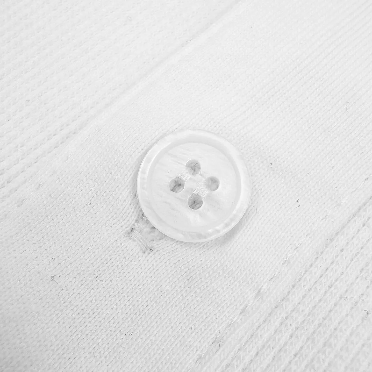 🅿️310 [Exclusive supply] Celine Arc de Triomphe embroidered knitted long sleeves (white). Original purchase and development of 5,900. The fabric is made of custom-made elastic and tough cotton knitted silk. It is soft and smooth, comfortable and skin-friendly. It is based on pure and simple white. The iconic Celine Arc de Triomphe embroidery is embroidered on the chest. It is lifelike and highly recognizable. The classic Henry collar shape and three buttons are neatly arranged, adding a touch of retro charm to the simple body. Showing elegant style, minimalist elegance, natural craftsmanship, using imported machine embroidery technology, using advanced computer control systems and precision mechanical components to realize the Arc de Triomphe embroidery operation with high precision, smooth and delicate lines, and the fabrics have been washed, with better hand feel and texture, not easy to deform, not easy to shrink, not easy to fade, and maintain long-term beauty. Size:S/M/L/XL