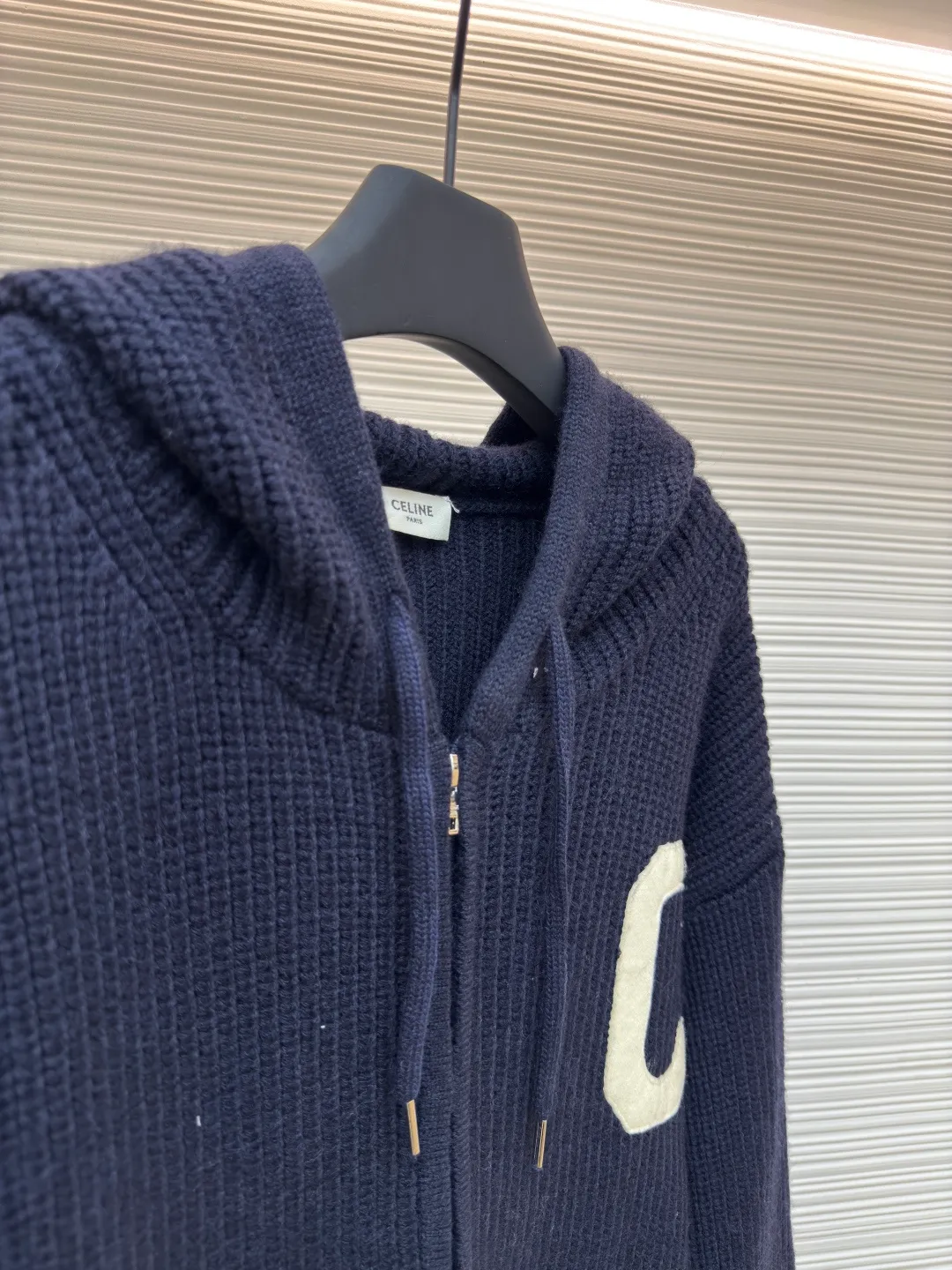 Celine bubble cotton Zhangzi woolen jacket ●Authentic product: 18000 purchased and developed ●Item number: 1680568-C75 ●Fabric: bubble cotton fabric ●Technology: woolen fabric ●Version: fitted version ●Weight: about 1305 grams ●Size: XS-S-M-L ●Description: The wool material is made of 80% fully combed cotton yarn, which is colored and dyed 1:1 according to the original version. The color similarity is as high as 95%. From a technical point of view, combed cotton will clean out excess impurities during the production process, making the woven items look smoother and high-end. Compared with pure cotton, combed cotton is less prone to fluffing and pilling; pure cotton clothes are good, but for many people, although cotton is not easy to pill, it is easy to shrink and deform; compared with pure cotton fabrics, combed cotton fabrics are more comfortable and breathable, but the texture, washability, deformation resistance and durability of combed cotton fabrics are much higher than those of pure cotton, and the texture of combed cotton fabrics is finer than that of ordinary pure cotton. While the unit price of the yarn is high, the quality is also higher; the weight, thickness, density, and similarity of the clothes are 99%, which is different from the beggar's version on the market that only cuts corners. Although the beggar's version is cheaper by dozens of dollars, it cuts corners everywhere. The clothes are light, textureless, and feel cheap. Even the stitching of the pieces is completely different from the original; the English letters on the front and back are made of foam cotton accessories and are hand-operated on a flat car. The overall wiring is straight and delicate, the fabric is comfortable and soft, and the color is consistent without color difference. It can be matched with the same style to create a fashionable look and control various occasions. Customized accessories, complete with three standards, same style for men and women!