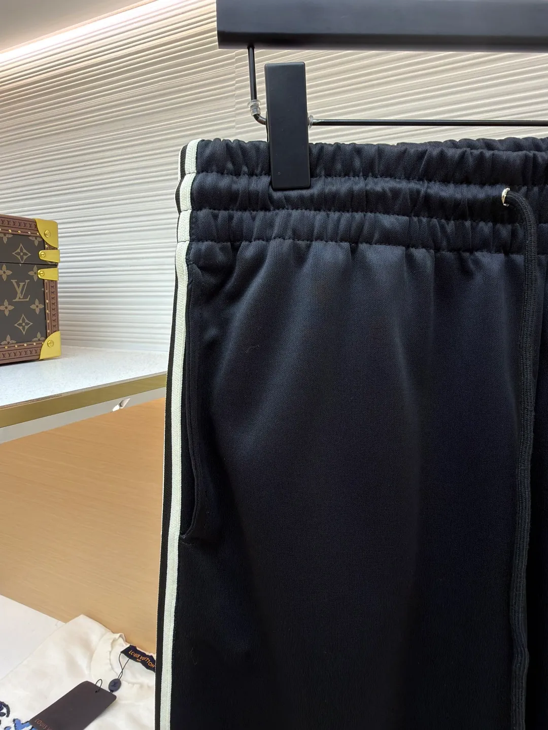 Celine side webbing spliced ​​trousers ●Original version: Purchased and developed for 4999 ●Item number: 1681406-B05 ●Material: pure cotton fabric ●Technology: webbing production ●Color: black ●Version: fitted version ●Weight: about 475 grams ●Size: XS-S-M-L ●Description: This trousers is made of high-quality smooth fabric, with a crisp texture and good drape. The waist has a drawstring design and an elastic elastic band, which can flexibly adjust the waist circumference to suit different body shapes. The white stripes on the side are made of precision sewing technology and are smoothly connected to the black trousers, with straight and smooth lines. The "CELINE" brand logo on the trousers is three-dimensional embroidery, with fine and even stitching and a strong three-dimensional effect. The overall cut is a straight version, neat and elegant, comfortable and unrestricted to wear. From fabric selection to embroidery and splicing technology, every detail reflects the brand's strict control of quality. It integrates casual sports style with high-end fashion technology, which not only has brand recognition, but also ensures the practicality and fashion sense of wearing. The overall wiring is straight and delicate, the fabric is comfortable and soft, and the color is consistent without color difference. It can be matched with the same style to create a fashionable look and control various occasions. Customized accessories, complete with three standards, same style for men and women!