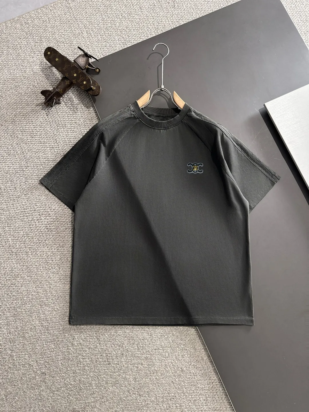 🅿️270 shipped next day. High quality Celine/Celine 2025 spring and summer new men's batik washed short-sleeved T-shirt. Made of combed heavy weight washed double yarn fabric. The high-strength fabric feels full of weight when weighed. The upper body is also more textured than ordinary T-shirts and is not easy to deform. This texture can cope with the weather. It is sweat-absorbent and breathable, suitable for both hot and cold! Perfectly produced with reference to the original stitch and stitch! Loose fit design, looks noble. Sizes: S to XXL