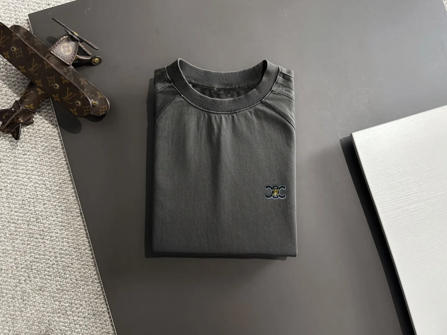 🅿️270 shipped next day. High quality Celine/Celine 2025 spring and summer new men's batik washed short-sleeved T-shirt. Made of combed heavy weight washed double yarn fabric. The high-strength fabric feels full of weight when weighed. The upper body is also more textured than ordinary T-shirts and is not easy to deform. This texture can cope with the weather. It is sweat-absorbent and breathable, suitable for both hot and cold! Perfectly produced with reference to the original stitch and stitch! Loose fit design, looks noble. Sizes: S to XXL