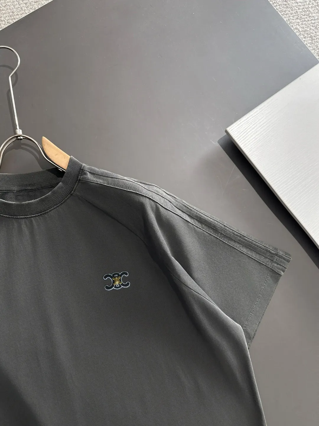 🅿️270 shipped next day. High quality Celine/Celine 2025 spring and summer new men's batik washed short-sleeved T-shirt. Made of combed heavy weight washed double yarn fabric. The high-strength fabric feels full of weight when weighed. The upper body is also more textured than ordinary T-shirts and is not easy to deform. This texture can cope with the weather. It is sweat-absorbent and breathable, suitable for both hot and cold! Perfectly produced with reference to the original stitch and stitch! Loose fit design, looks noble. Sizes: S to XXL