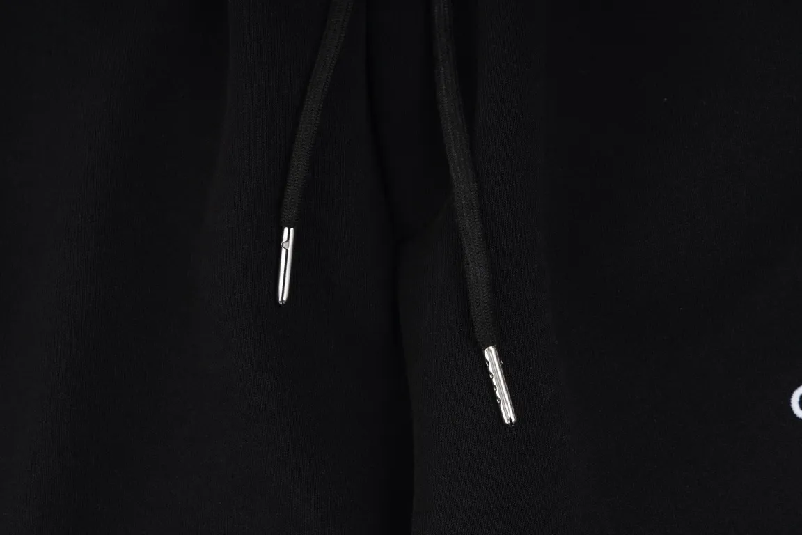 🅿️250 Style No./G135 Celine small label letter embroidery ribbon sweatpants CELINE official website consistent style Fabric: 450g high-weight premium composite fabrics, same color weaving and dyeing threads in the same cylinder, consistent color Three-dimensional full small label embroidery ➕Jacquard ribbon Supporting: complete three labels Cardboard oil paper code sticker packaging High temperature pre-shrinking process before production will not shrink and deformation Imported machine professional plate making os version Can wear up to 200 pounds. Size is measured manually. Error of 2-3cm is normal. Color: Black Size: s m l xl