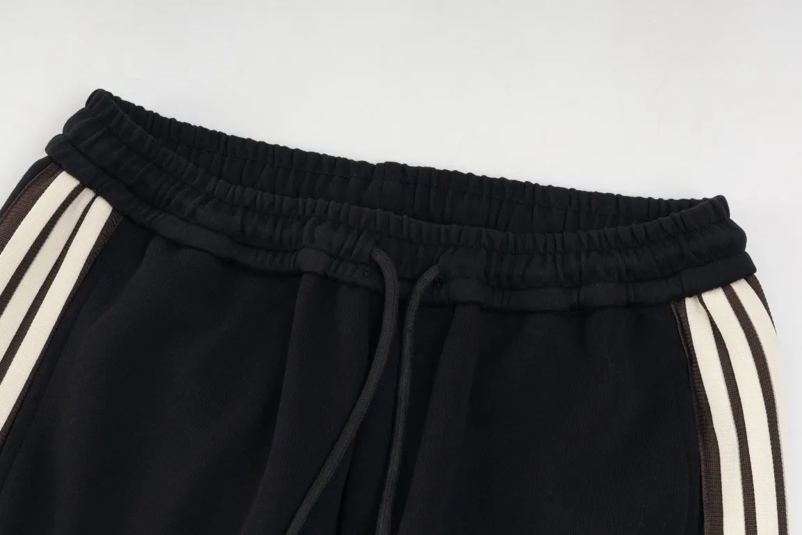 🅿️250 Style No./G135 Celine small label letter embroidery ribbon sweatpants CELINE official website consistent style Fabric: 450g high-weight premium composite fabrics, same color weaving and dyeing threads in the same cylinder, consistent color Three-dimensional full small label embroidery ➕Jacquard ribbon Supporting: complete three labels Cardboard oil paper code sticker packaging High temperature pre-shrinking process before production will not shrink and deformation Imported machine professional plate making os version Can wear up to 200 pounds. Size is measured manually. Error of 2-3cm is normal. Color: Black Size: s m l xl
