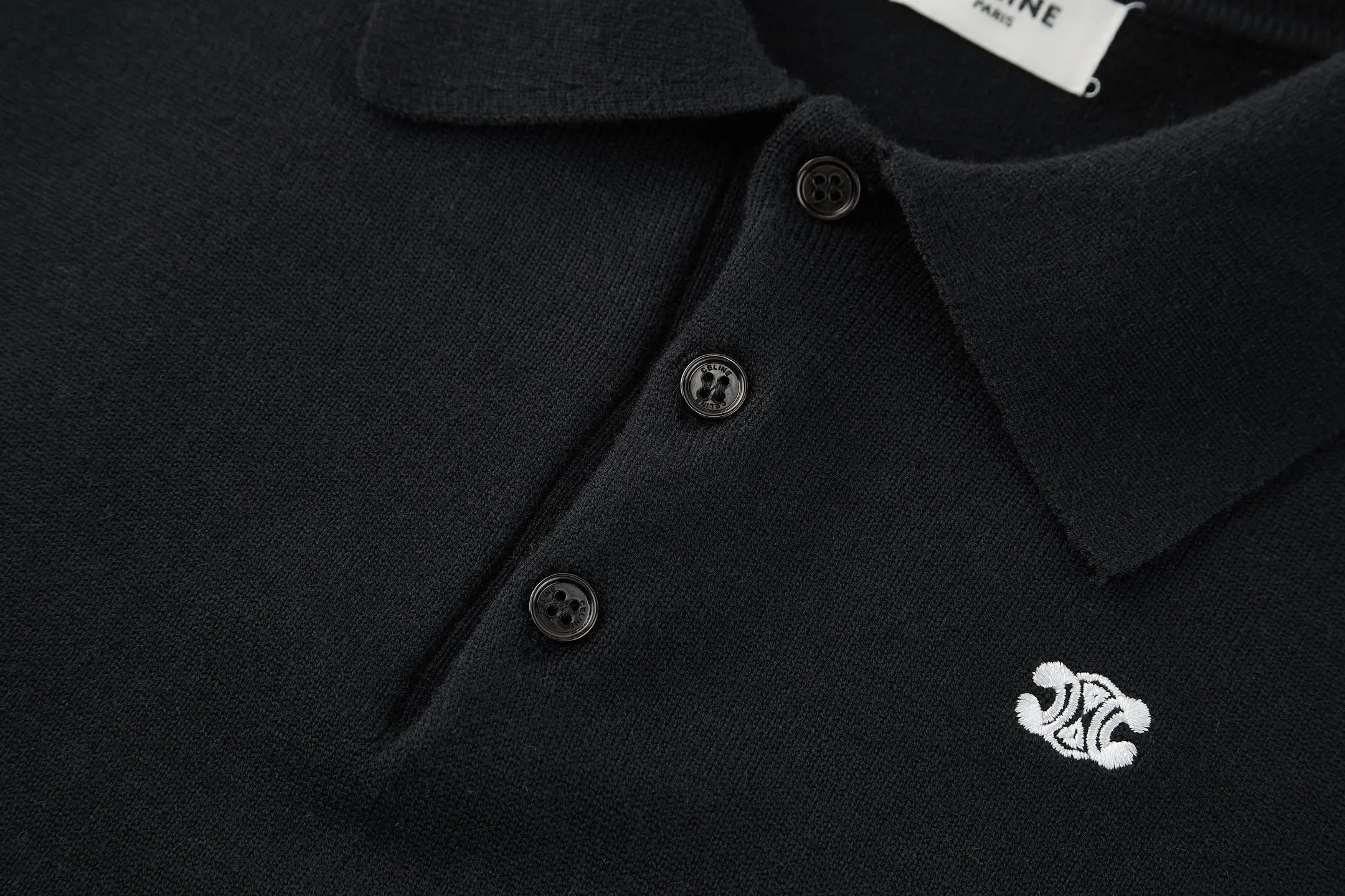 🅿️400 [Exclusive supply] Celine Arc de Triomphe embroidered knitted Polo shirt (black). The original version was purchased and developed for 9300. The fabric is 100% cotton yarn. The original fabric is custom-dyed with 1:1 color matching. Washing water fixes the shape and color of the clothes. Manual picking and drawing. The embroidery is made by imported machines, with a 1:1 high degree of reduction of the CELINE Arc de Triomphe embroidery logo. 3 mother-of-pearl buttons engraved with CELINE. Size:37-38-39-40