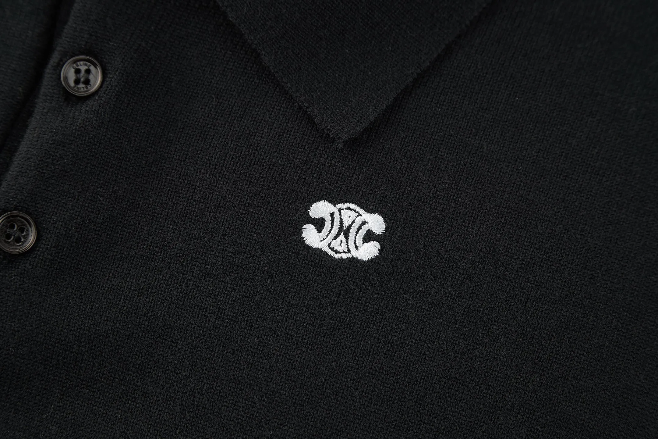🅿️400 [Exclusive supply] Celine Arc de Triomphe embroidered knitted Polo shirt (black). The original version was purchased and developed for 9300. The fabric is 100% cotton yarn. The original fabric is custom-dyed with 1:1 color matching. Washing water fixes the shape and color of the clothes. Manual picking and drawing. The embroidery is made by imported machines, with a 1:1 high degree of reduction of the CELINE Arc de Triomphe embroidery logo. 3 mother-of-pearl buttons engraved with CELINE. Size:37-38-39-40