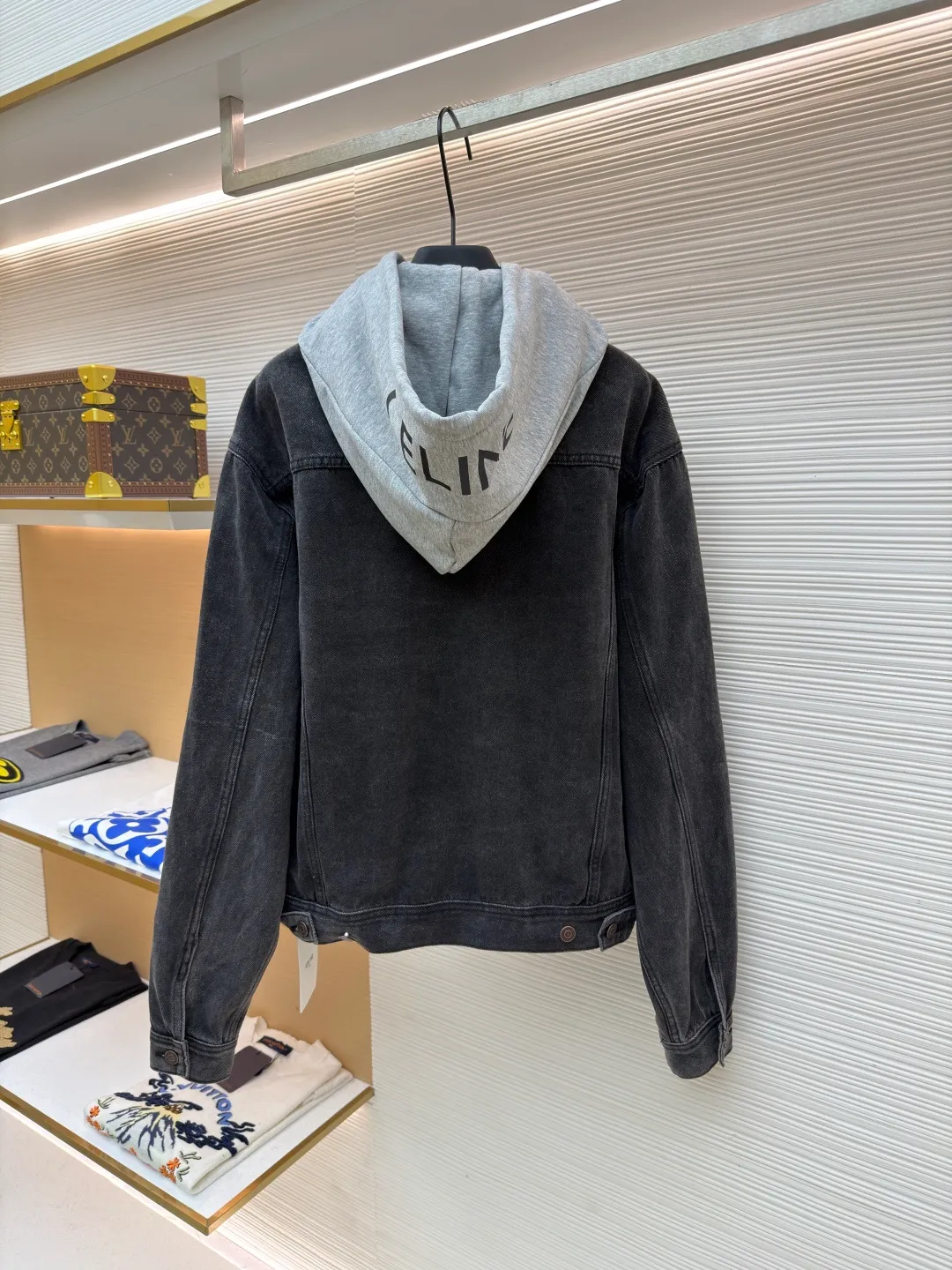 Celine hooded denim jacket ●Original version: Purchased and developed for 14500 ●Item number: 1682200-B40 ●Material: denim fabric ●Technology: Made with pure handmade high-elastic offset printing technology ●Color: black and gray ●Version: fitted version ●Weight: about 1185 grams ●Size: S-M-L-XL ●Description: Customized high-density cotton twill denim fabric, full of texture, comfortable and close to the skin, with classic light blue denim background Innate freedom and spontaneity. The front panel is simple and neat in the clean fit style. The Celine mark is on the hood. It is not noisy but has its own sound. The original charm of the denim jacket is outlined with clean and neat lines. It has the charm of simplicity and the charm of versatility. The whole piece of clothing is washed with medium filtration and uses a special solution to remove stains and slight fading. Then it is washed with snowflakes. The color is faded through strong washing methods to make the color more uniform. The workmanship is complex and pure manual high-elastic offset printing technology. Every coloring and every pressing has been repeatedly pulled. It still maintains the original shape and color during washing and other processes. It can better reflect the craftsman's exquisite skills and control of details. The whole piece of clothing is stitched using an embedded clamp machine. The embedded clamp machine can control the distance between the double needles by changing the needle position. Achieve seamless splicing, smooth and tidy. The overall wiring is straight and delicate, the fabric is comfortable and soft, and the color is consistent without color difference. It can be matched with the same style to create a fashionable look and control various occasions. Customized accessories, complete with three standards, same style for men and women!