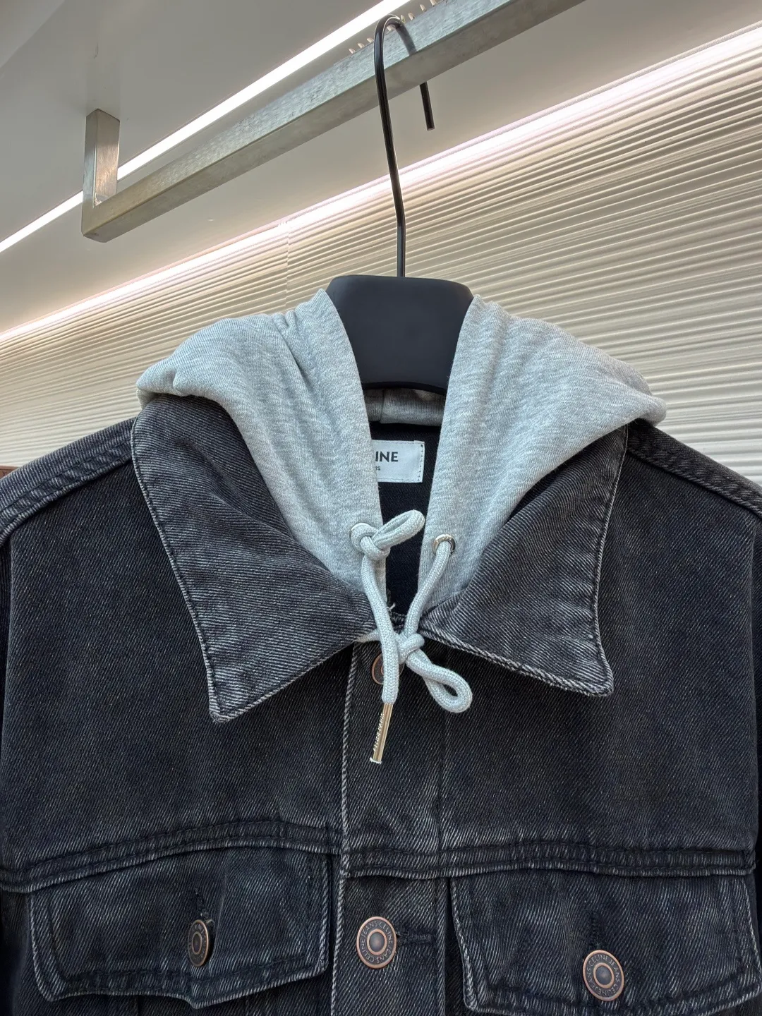 Celine hooded denim jacket ●Original version: Purchased and developed for 14500 ●Item number: 1682200-B40 ●Material: denim fabric ●Technology: Made with pure handmade high-elastic offset printing technology ●Color: black and gray ●Version: fitted version ●Weight: about 1185 grams ●Size: S-M-L-XL ●Description: Customized high-density cotton twill denim fabric, full of texture, comfortable and close to the skin, with classic light blue denim background Innate freedom and spontaneity. The front panel is simple and neat in the clean fit style. The Celine mark is on the hood. It is not noisy but has its own sound. The original charm of the denim jacket is outlined with clean and neat lines. It has the charm of simplicity and the charm of versatility. The whole piece of clothing is washed with medium filtration and uses a special solution to remove stains and slight fading. Then it is washed with snowflakes. The color is faded through strong washing methods to make the color more uniform. The workmanship is complex and pure manual high-elastic offset printing technology. Every coloring and every pressing has been repeatedly pulled. It still maintains the original shape and color during washing and other processes. It can better reflect the craftsman's exquisite skills and control of details. The whole piece of clothing is stitched using an embedded clamp machine. The embedded clamp machine can control the distance between the double needles by changing the needle position. Achieve seamless splicing, smooth and tidy. The overall wiring is straight and delicate, the fabric is comfortable and soft, and the color is consistent without color difference. It can be matched with the same style to create a fashionable look and control various occasions. Customized accessories, complete with three standards, same style for men and women!