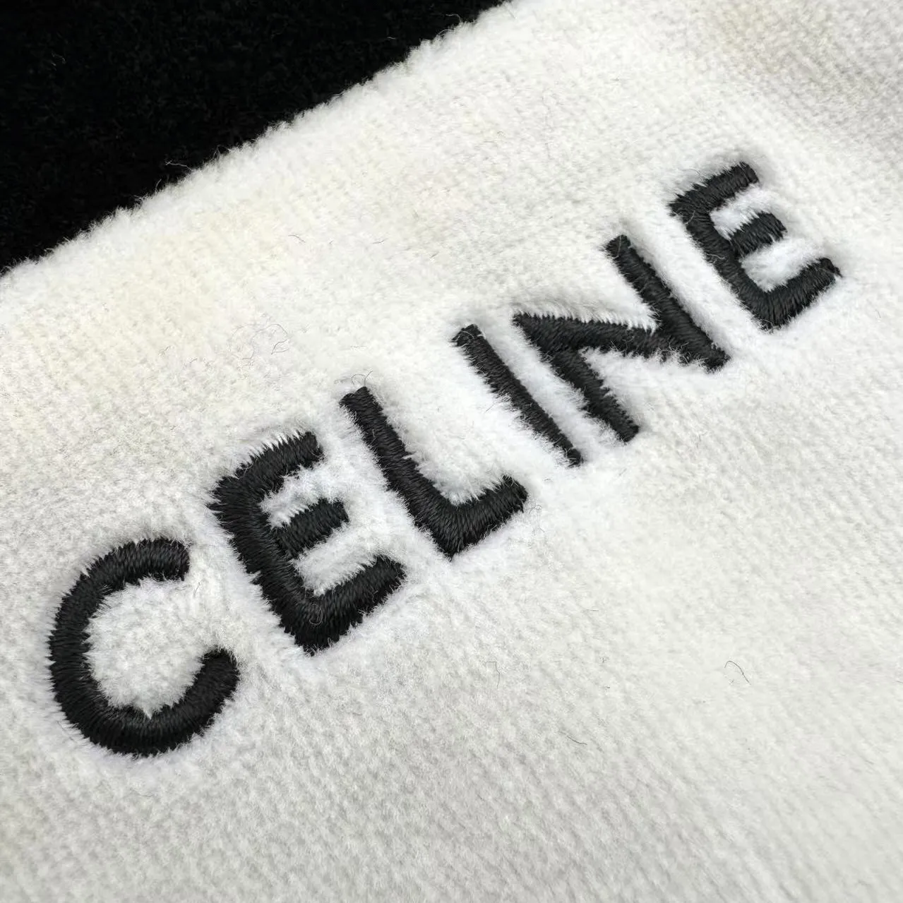 🅿️560 [Exclusive supply] Celine color-blocked logo embroidered velvet jacket. The original purchase was 15,000 yuan. The fabric is made of custom-made cotton polyester jacquard velvet fabric. It is like a soft cloud. It feels warm and comfortable against the skin. The collision of black and beige interweaves endless elegance and charm. The exquisite Celine letter embroidery is embellished on the chest. It conveys Celine's consistent elegance and grandeur in a simple and powerful way. The neat tailoring adds a touch of bright color and affinity, the beauty of simplicity and the charm of versatility. Using imported machine embroidery technology, advanced computer control systems and precision mechanical components, Celine letter embroidery operations are achieved with high precision and smooth and delicate lines. Ergonomic three-dimensional tailoring returns to traditional craftsmanship through segmentation, folding, shrinking, and stretching techniques. The so-called slow work produces fine work, which is the respect for materials and the pursuit of feel. The workmanship is complex and tedious, slow in time, and high in loss. The fabrics have been washed to give them a better feel and texture. They are not easy to deform, shrink or fade, and maintain their long-lasting beauty. Size:S-M-L-XL