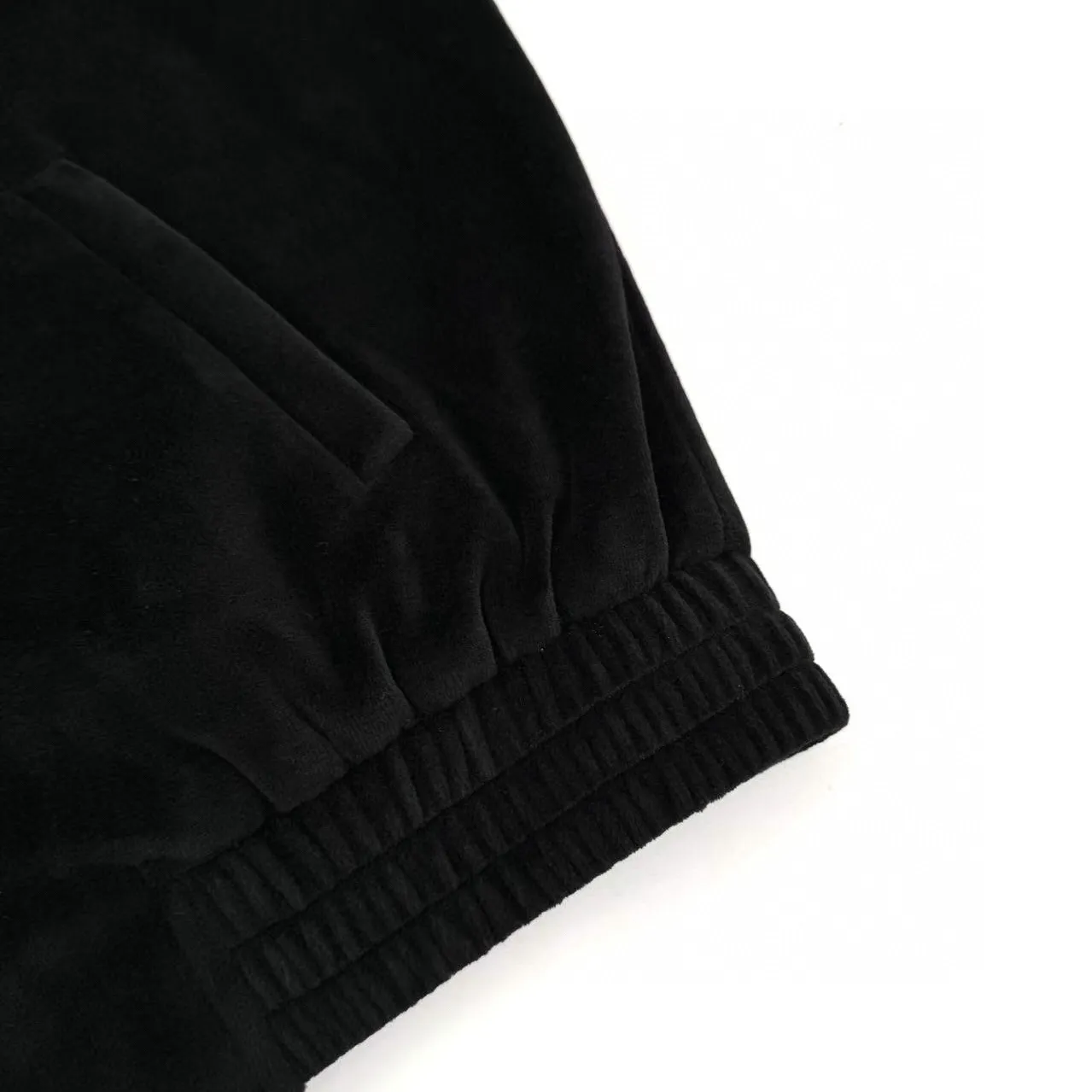 🅿️560 [Exclusive supply] Celine color-blocked logo embroidered velvet jacket. The original purchase was 15,000 yuan. The fabric is made of custom-made cotton polyester jacquard velvet fabric. It is like a soft cloud. It feels warm and comfortable against the skin. The collision of black and beige interweaves endless elegance and charm. The exquisite Celine letter embroidery is embellished on the chest. It conveys Celine's consistent elegance and grandeur in a simple and powerful way. The neat tailoring adds a touch of bright color and affinity, the beauty of simplicity and the charm of versatility. Using imported machine embroidery technology, advanced computer control systems and precision mechanical components, Celine letter embroidery operations are achieved with high precision and smooth and delicate lines. Ergonomic three-dimensional tailoring returns to traditional craftsmanship through segmentation, folding, shrinking, and stretching techniques. The so-called slow work produces fine work, which is the respect for materials and the pursuit of feel. The workmanship is complex and tedious, slow in time, and high in loss. The fabrics have been washed to give them a better feel and texture. They are not easy to deform, shrink or fade, and maintain their long-lasting beauty. Size:S-M-L-XL