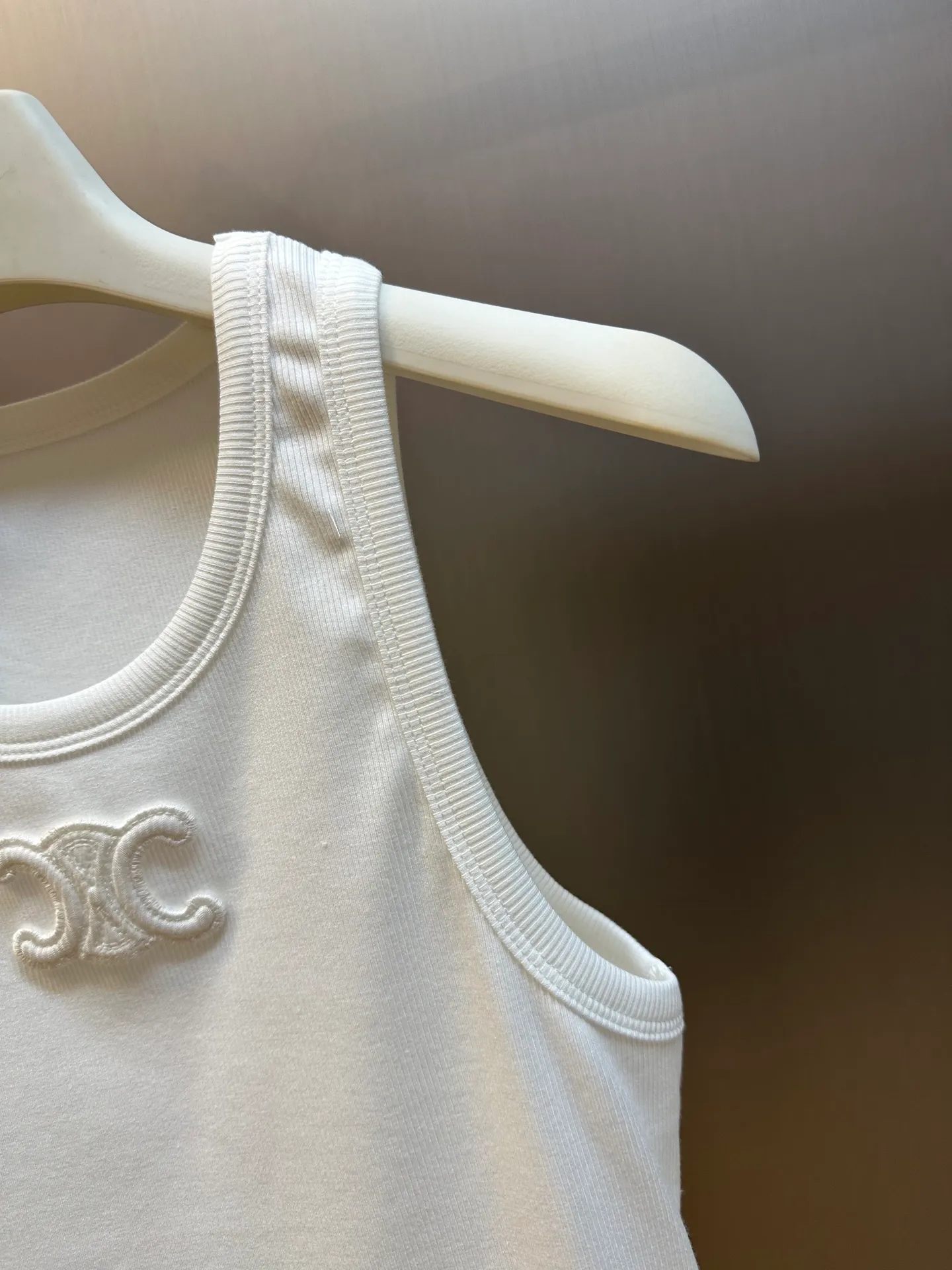 🅿️250 Celine Arc de Triomphe vest, ribbed mulberry silk jersey fabric, Arc de Triomphe embroidery on the chest, a must-have artifact for the goddess size: s m l