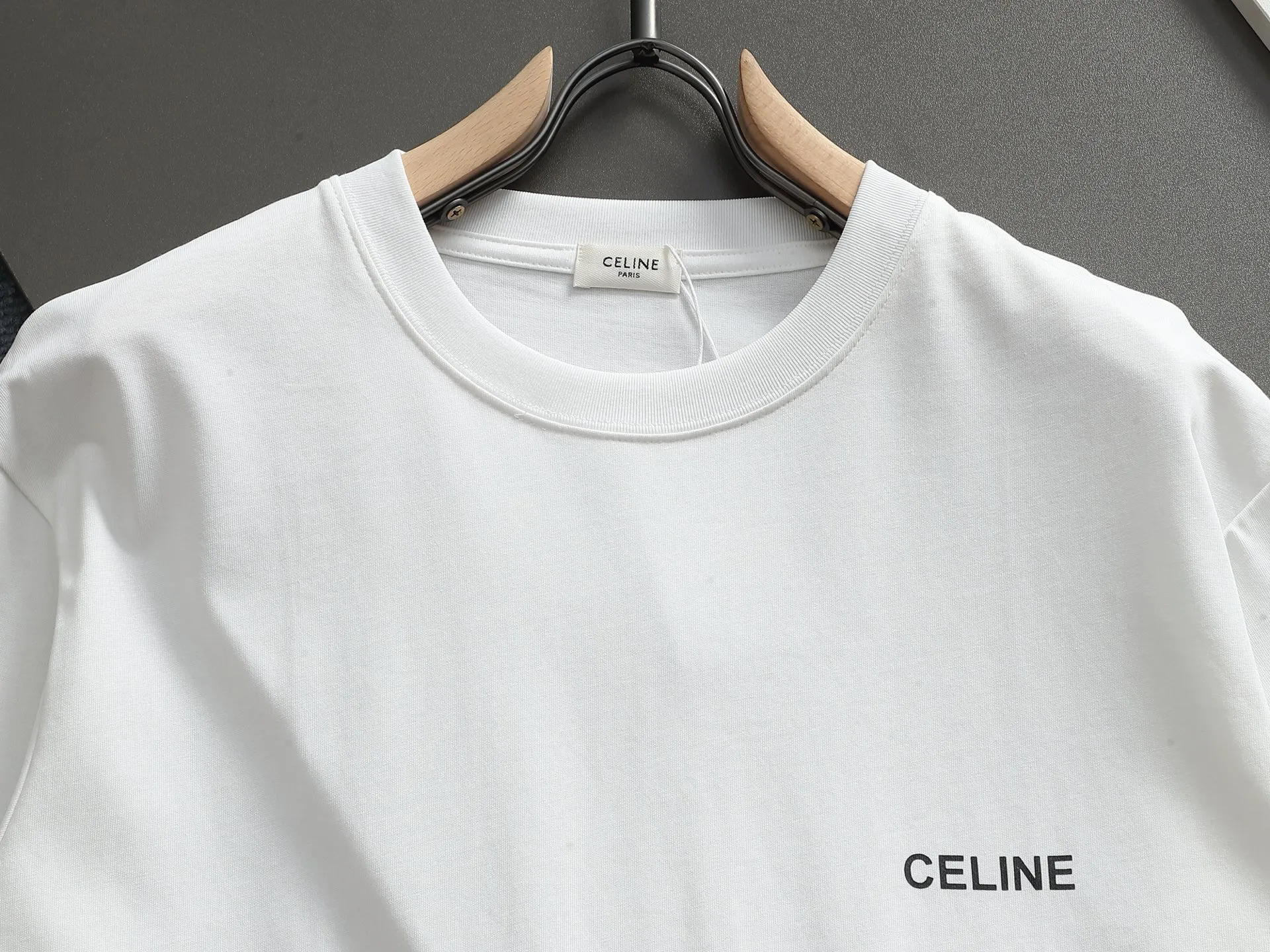 🅿️170 -CELINE · Celine 25ss Logo small print round neck short-sleeved T-shirt - Made of 280g double yarn pure cotton, the fabric color is custom-dyed, will not shrink or fade. Comfortable to the touch and super texture❤️Full set of accessories. A must-have for trendy men and trendy women, the classic off-shoulder slightly wide version is available exclusively from stock!                   ⚠ Top version official website quality❕ -Color: White Black -Size: XS S Ｍ L -Crowd: Same style for men and women