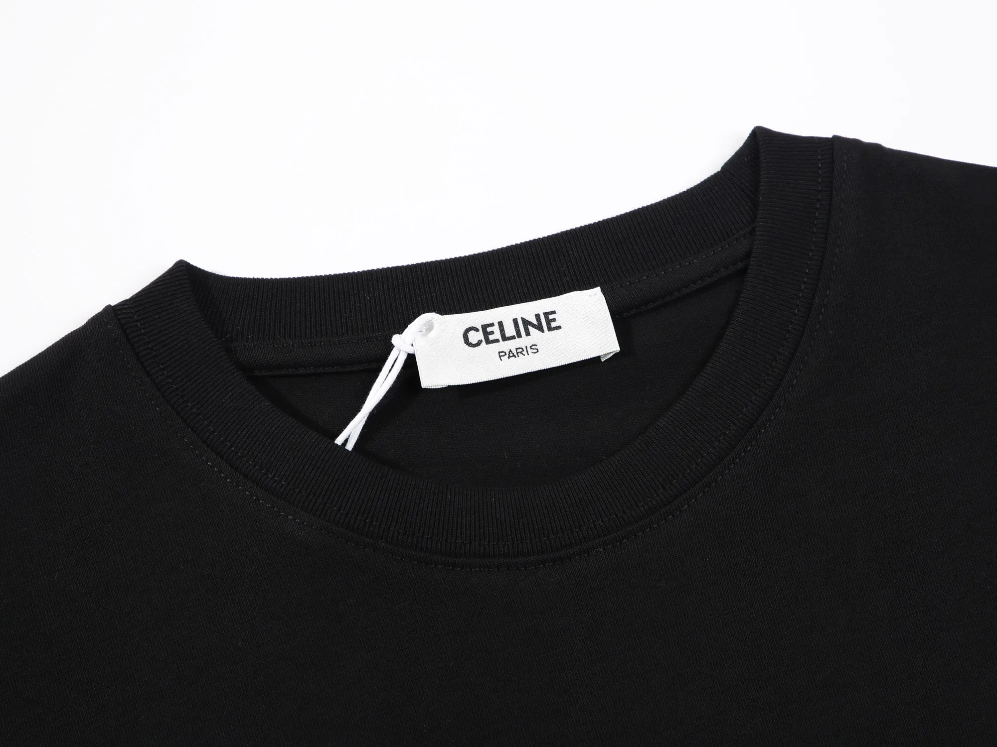🅿️160 Celin* Celine printed letters‼ ️Short-sleeved T-shirt® *Customized 280g cotton fabric, the fabric is soft, skin-friendly and comfortable *Laminated letter logo on the front *A very simple and elegant one that is unparalleled in terms of upper body comfort, interpreting your luxury and taste, and creating your fashionable charm. ⚠️Washing method: It is recommended to dry clean or wrap the reverse side in a laundry bag and machine wash it quickly in cold water and let it dry naturally! ⚠️ Unisex style 𝐂𝐎𝐋𝐎𝐔𝐑: White Black 𝐒𝐈𝐙𝐄: S-XL