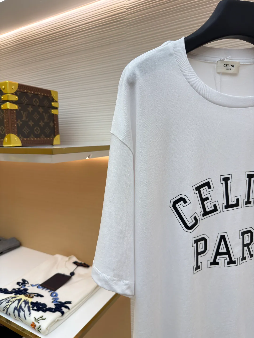 Celine Paris printed short sleeves ●Original version: Purchased and developed for 5100 ●Item No.: 1682351-X90 ●Fabric: Liquid Nitrogen Yayun plain weave fabric ●Technology: Glue printing production ●Color: White ●Version: Fitted version ●Weight: about 270 grams ●Size: S-M-L-XL ●Description: Customized Liquid Nitrogen Yayun plain weave fabric, soft to the touch, comfortable and close to the skin, based on Klein blue, dynamic and energetic, fresh and elegant The iconic CELINE PARIS print is embellished on the chest, making it highly recognizable and showing a luxurious texture in a low-key manner. It uses minimalism to define timeless fashion. Glue printing is used. The chest printing is modified by the film screen three times. The glue liquid paint is used to print the pattern on the fabric. The fabric is baked to fix the printed pattern. The fabrics have been washed to give them a better feel and texture. They are not easy to deform, shrink or fade, and maintain their long-lasting beauty. The overall wiring is straight and delicate, the fabric is comfortable and soft, and the color is consistent without color difference. It can be matched with the same style to create a fashionable look and control various occasions. Customized accessories, complete with three standards, same style for men and women!