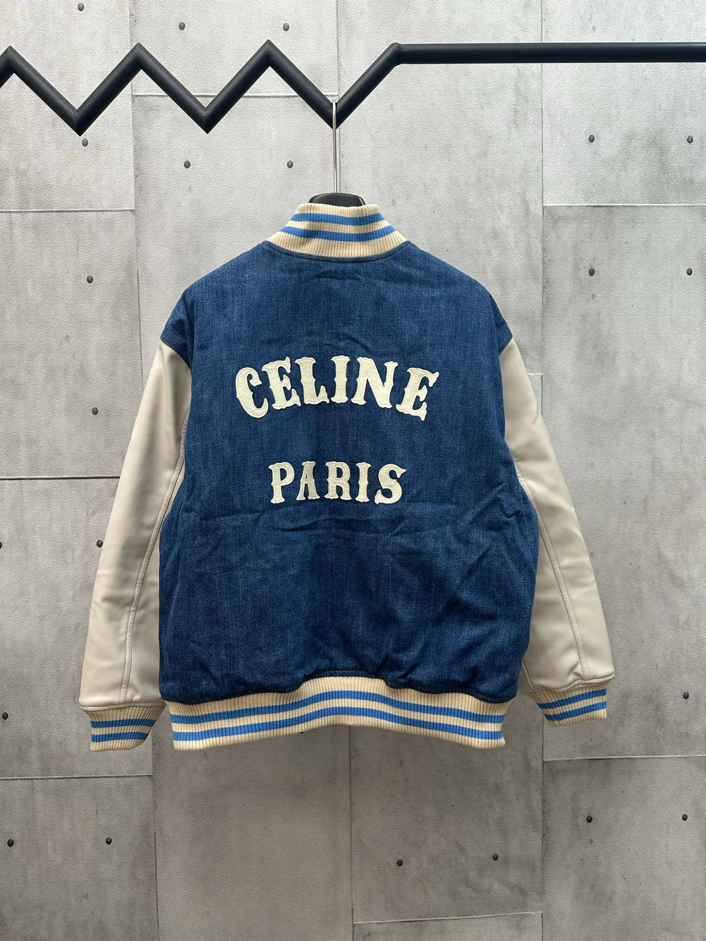 🅿️720 CEL2025FW Early Autumn New Style Washed denim spliced ​​baseball uniform White logo embroidery on the chest CE PARIS letter printing on the back Denim main body with off-white leather sleeves Classic baseball collar design Diamond quilting inside Silver metal buckle closure Casual style Can be worn by any person Uniform for men and women Size: S M L XL