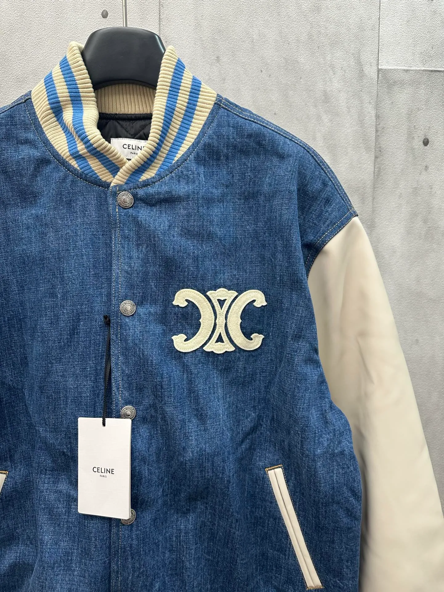 🅿️720 CEL2025FW Early Autumn New Style Washed denim spliced ​​baseball uniform White logo embroidery on the chest CE PARIS letter printing on the back Denim main body with off-white leather sleeves Classic baseball collar design Diamond quilting inside Silver metal buckle closure Casual style Can be worn by any person Uniform for men and women Size: S M L XL