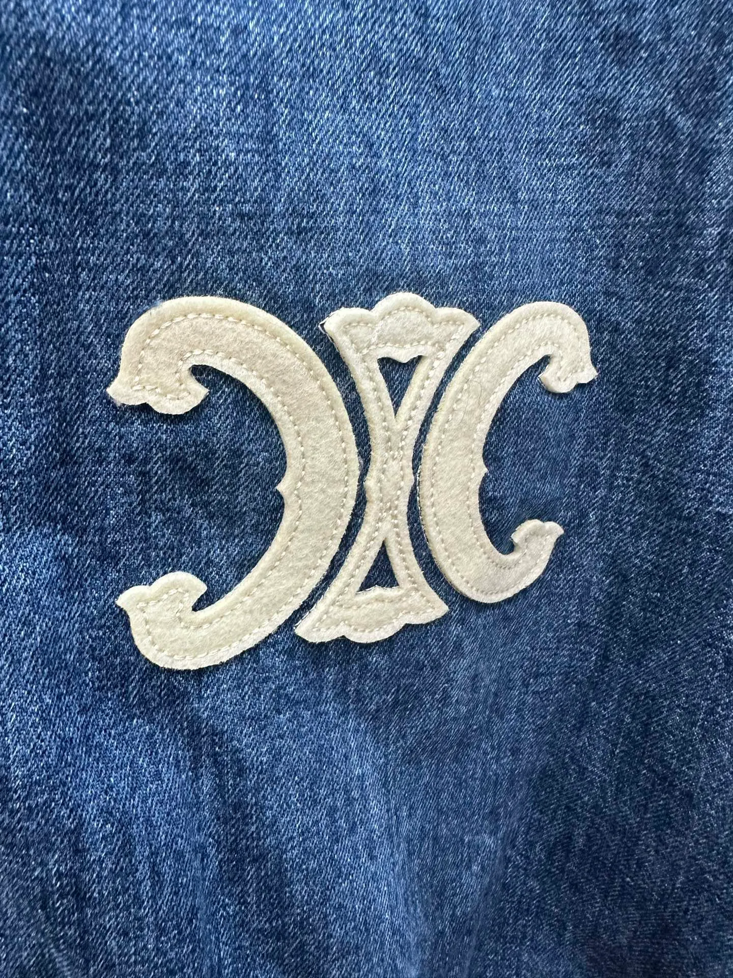 🅿️720 CEL2025FW Early Autumn New Style Washed denim spliced ​​baseball uniform White logo embroidery on the chest CE PARIS letter printing on the back Denim main body with off-white leather sleeves Classic baseball collar design Diamond quilting inside Silver metal buckle closure Casual style Can be worn by any person Uniform for men and women Size: S M L XL