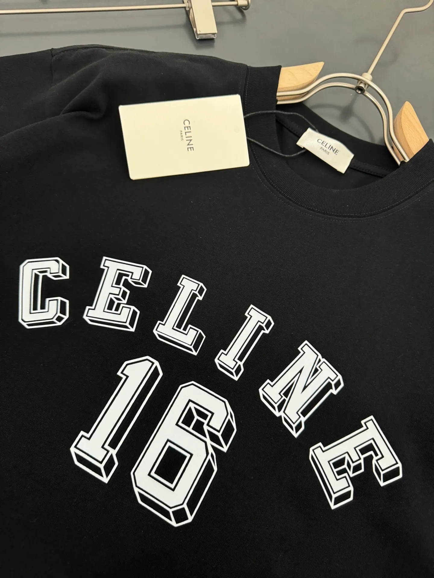 🅿️200 CELINE* Celine* 320g heavyweight pure cotton T-shirt with loose fit and three-dimensional printed logo design. Spring and summer new round neck fashionable short-sleeved T-shirt. Comfortable against the skin, durable and easy to wear. Meticulous original craftsmanship, a must-have for casual and versatile colors. Color: white, black, rose. Size: S M L XL XXL