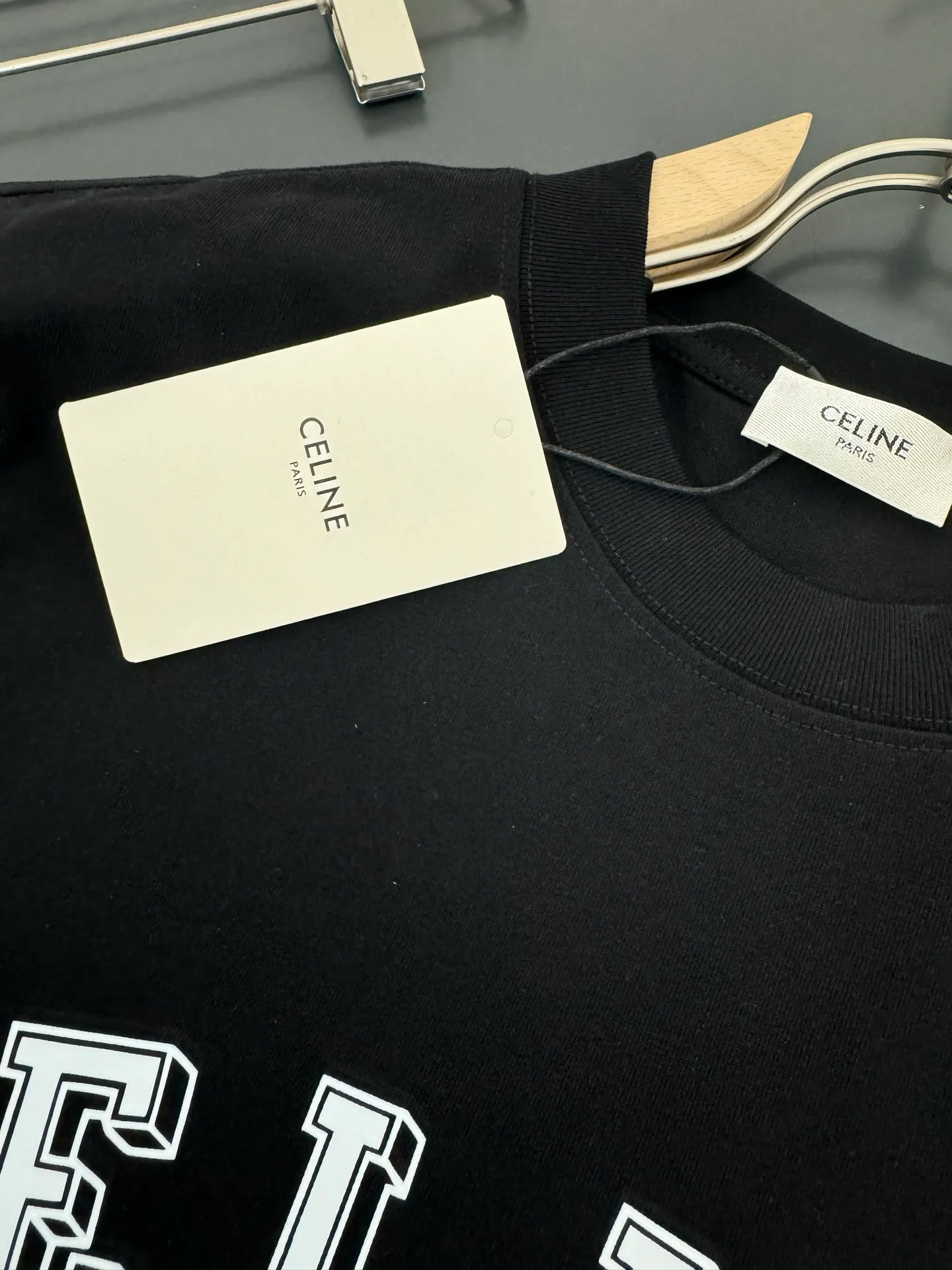 🅿️200 CELINE* Celine* 320g heavyweight pure cotton T-shirt with loose fit and three-dimensional printed logo design. Spring and summer new round neck fashionable short-sleeved T-shirt. Comfortable against the skin, durable and easy to wear. Meticulous original craftsmanship, a must-have for casual and versatile colors. Color: white, black, rose. Size: S M L XL XXL
