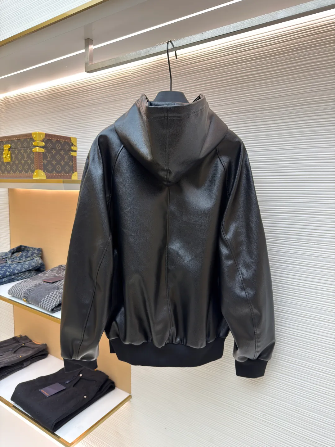 Celine leather hooded jacket ●Original version: Purchased and developed for 41000 ●Item number: 1681091-C65 ●Material: Yazun leather fabric ●Technology: Double-sided tape production ●Version: Fitted version ●Weight: about 1655 grams ●Size: 46-48-50-52 ●Description: Customized Yazun leather and Tencel Shangpin Yuli, warm color and natural luster Decorated with the iconic Celine eye-catching "C" embellished on the front, highlighting the brand's consistent elegance and fashion, the main tone is black for a gorgeous entrance, noble and elegant, every inch exudes a low-key and charming luxury luster, hooded charm, full of style, versatile charm, shaping ever-changing styles. Process 1: Laser 3D contour precise cutting, using advanced computer laser machine technology to cut the leather with high precision to create the outline of the "C" letter. The elasticity and support of the sponge pad are used to assist the embroidery routing. Create a three-dimensional and layered embroidery effect. Process 2: Double-sided tape adhesion method. Through precise cutting and positioning, ensure that the sleeves can still remain flat and fit when bent, ensuring a tight fit without leaving any gaps (just to present the same effect as the original leather jacket). Process 3: Infrared positioning technology. Advanced infrared machine positioning technology to achieve the precise creation of four-button buttons. The letters are arranged neatly and in the same direction. Process 4: Template machine to open the bag. Preset templates guide the position, shape and size of the bag opening. Accuracy ensures the quality of the bag opening effect. The overall wiring is straight and delicate, the fabric is comfortable and soft, and the color is consistent without color difference. It can be matched with the same style to create a fashionable look and control various occasions. Customized accessories, complete with three standards, same style for men and women!